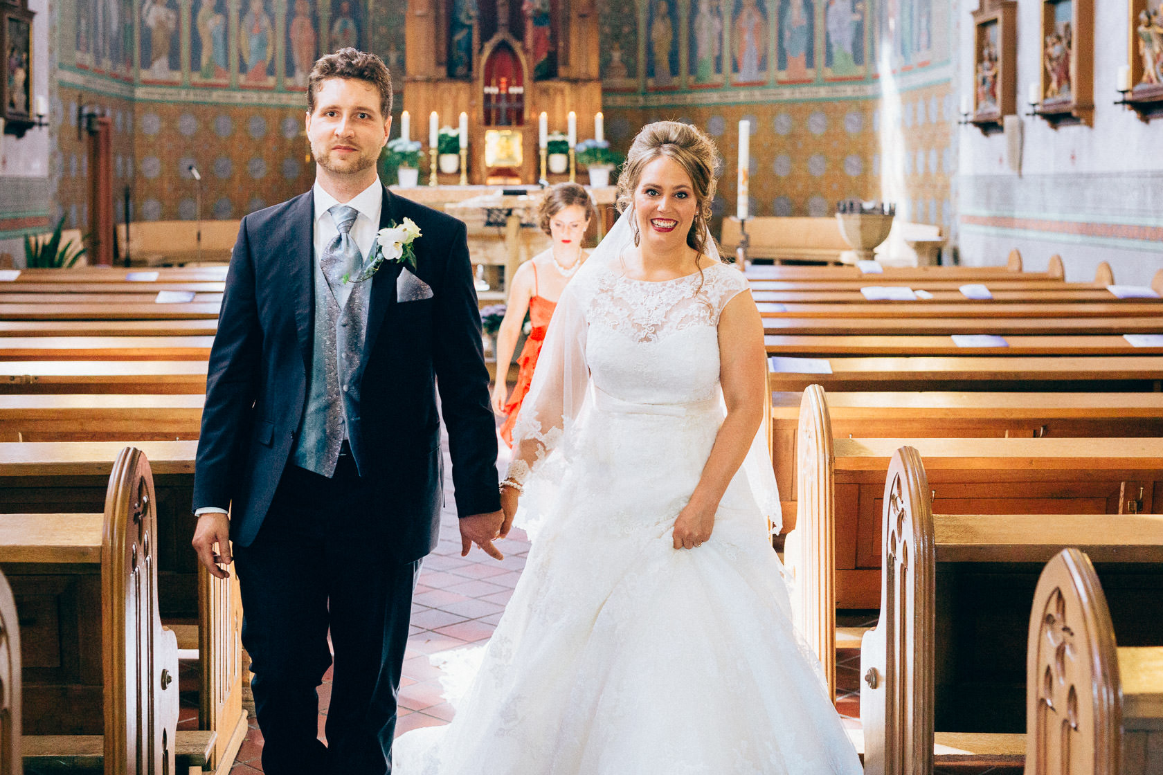Blauweiße Hochzeit in Bad Kreuznach Auszug des Brautpaars nach der Hoc
hzeit Gratulation durch die Gäste