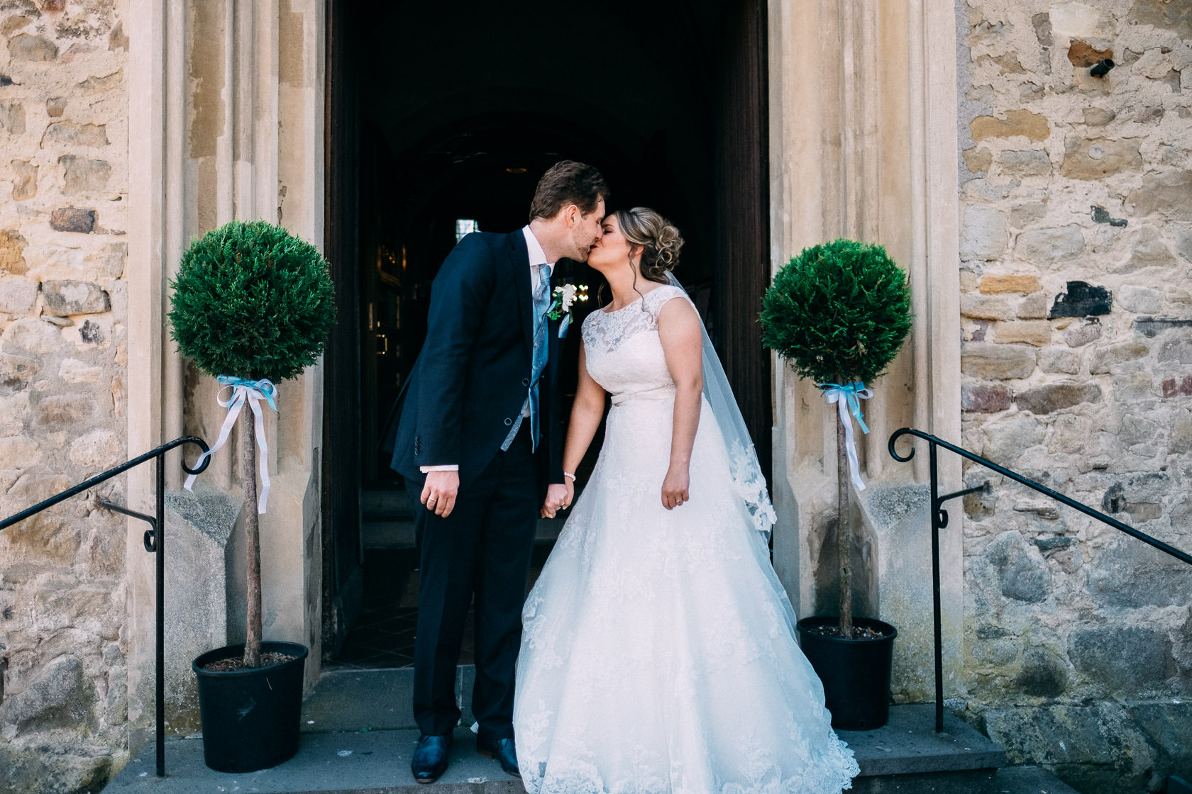 Blauweiße Hochzeit in Bad Kreuznach Auszug des Brautpaars nach der Hochzeit Gratulation durch die Gäste