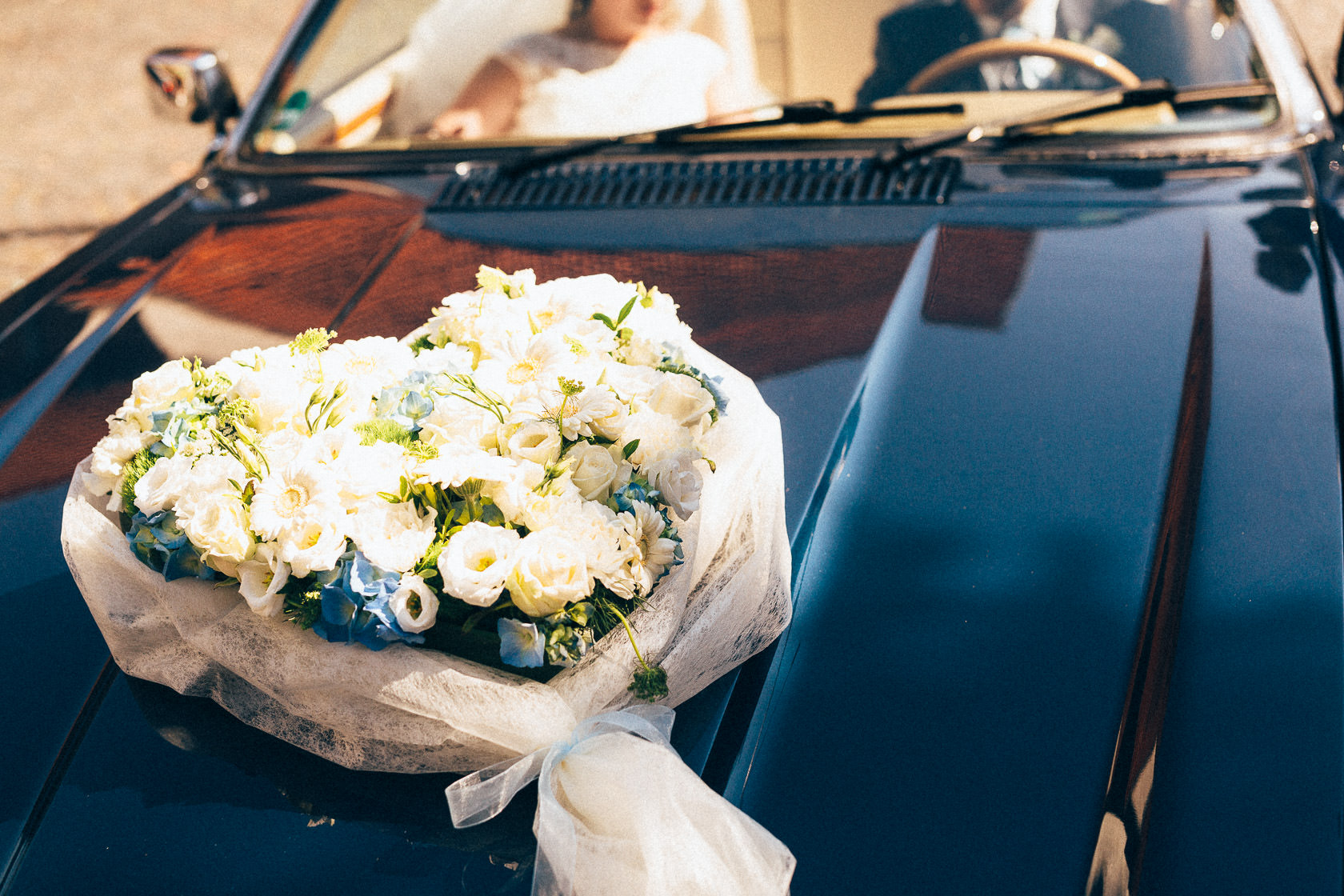 Blauweiße Hochzeit in Bad Kreuznach Blumenschmuck der Firma Rehner auf dem Auto