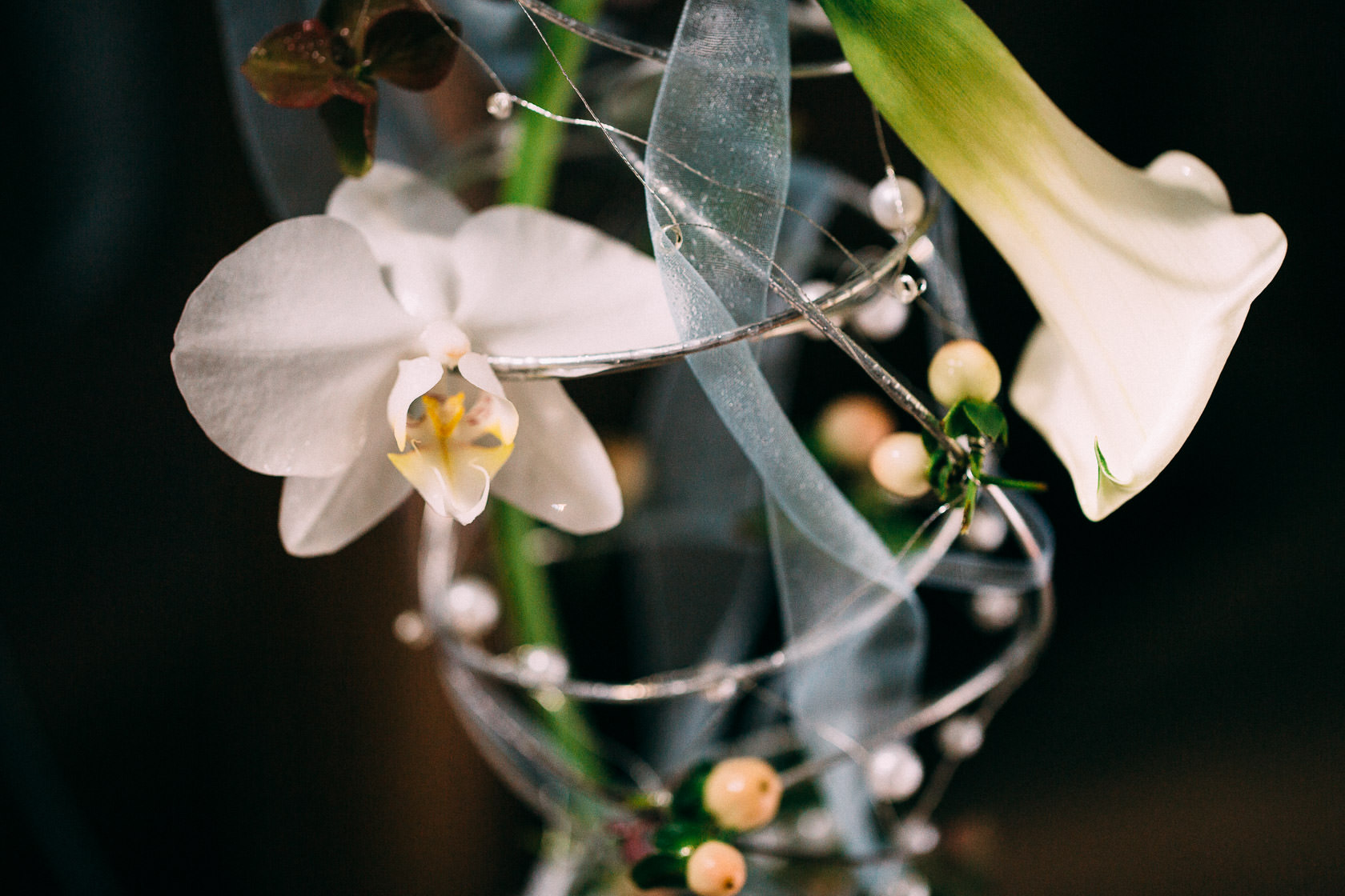 Blauweiße Hochzeit in Bad Kreuznach Kirche Norheim an der Nahe Details Blumenschmuck Stimmung Mood