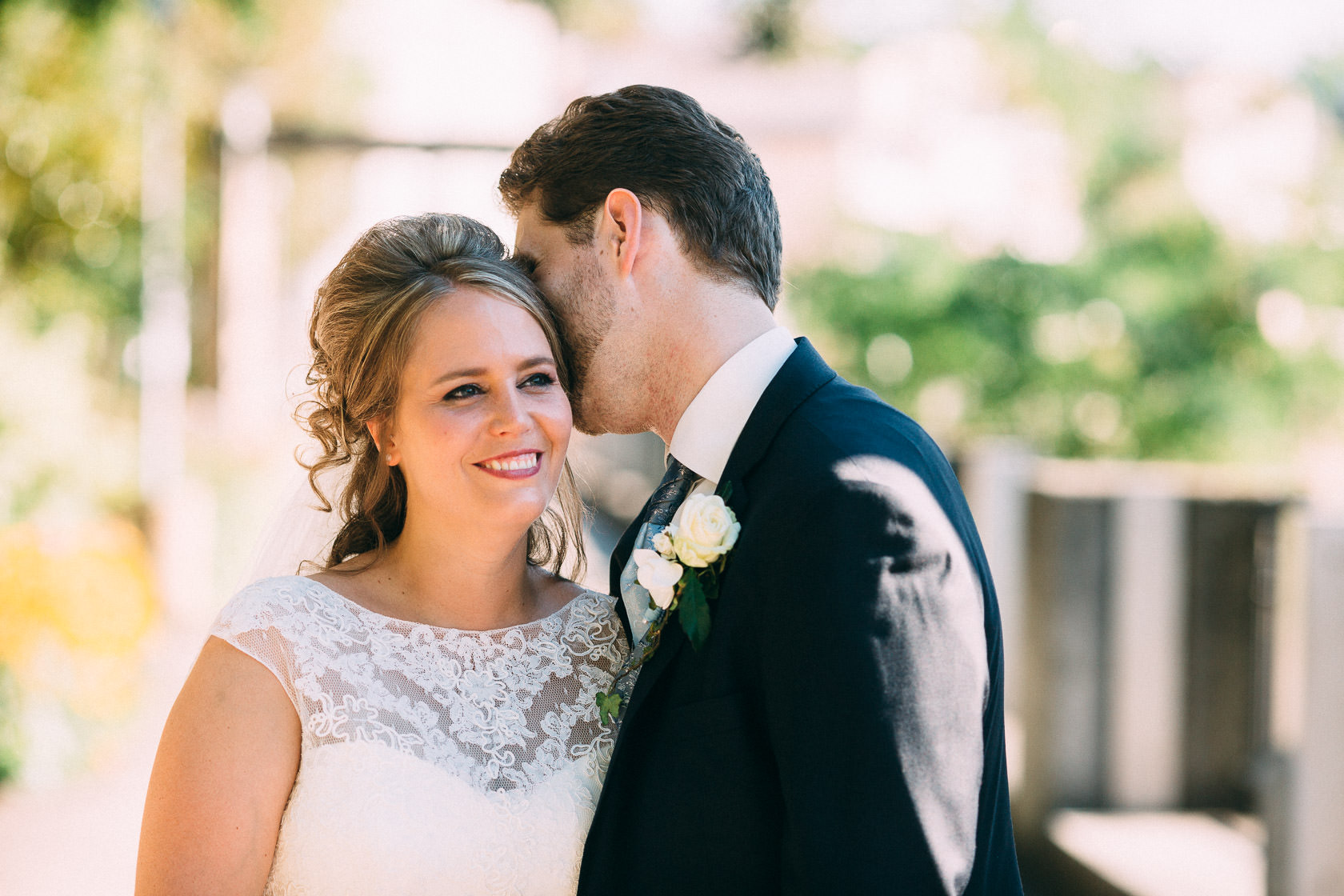 Blauweiße Hochzeit in Bad Kreuznach Paarfotos im Kurpark
