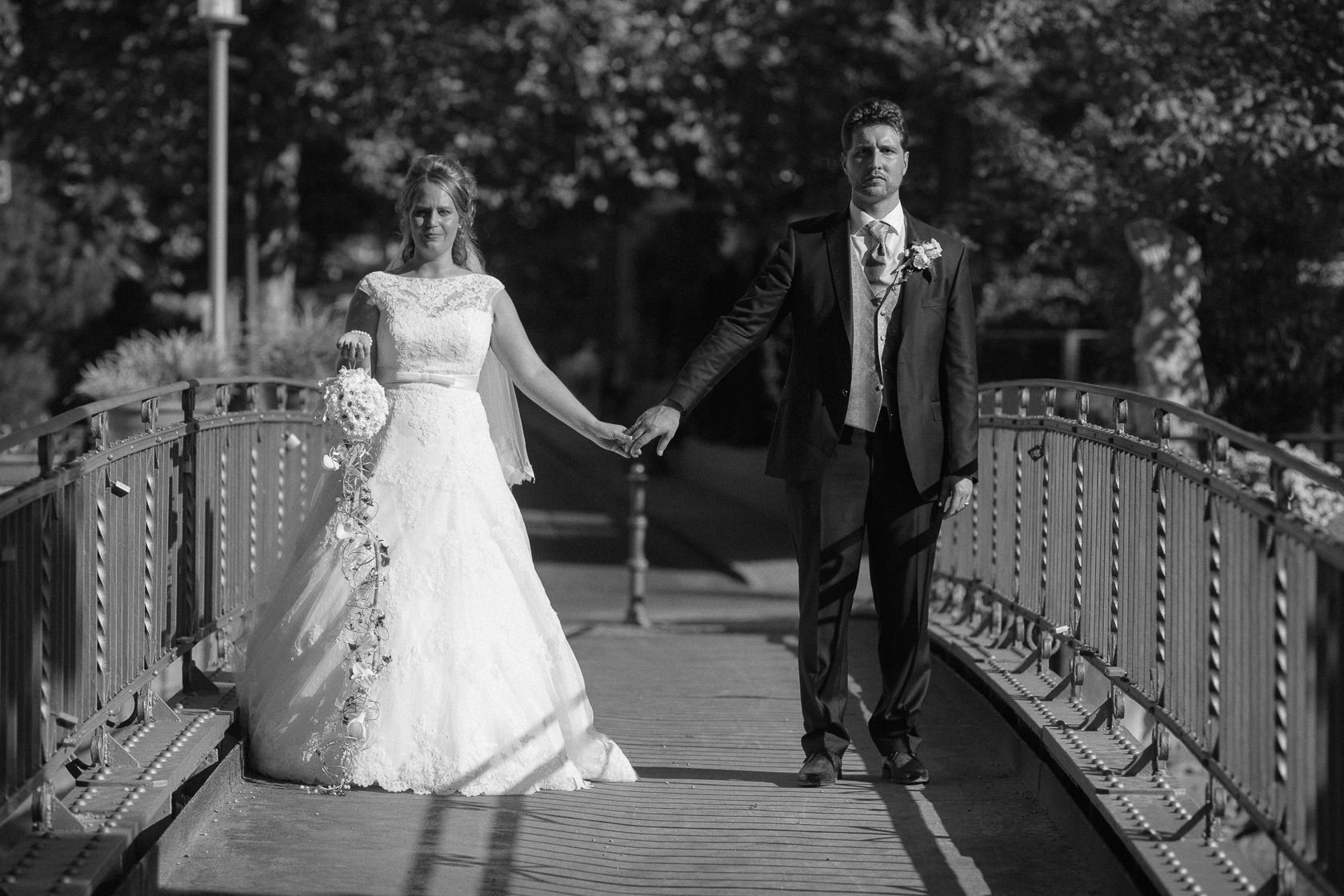 Blauweiße Hochzeit in Bad Kreuznach Paarfotos im Kurpark