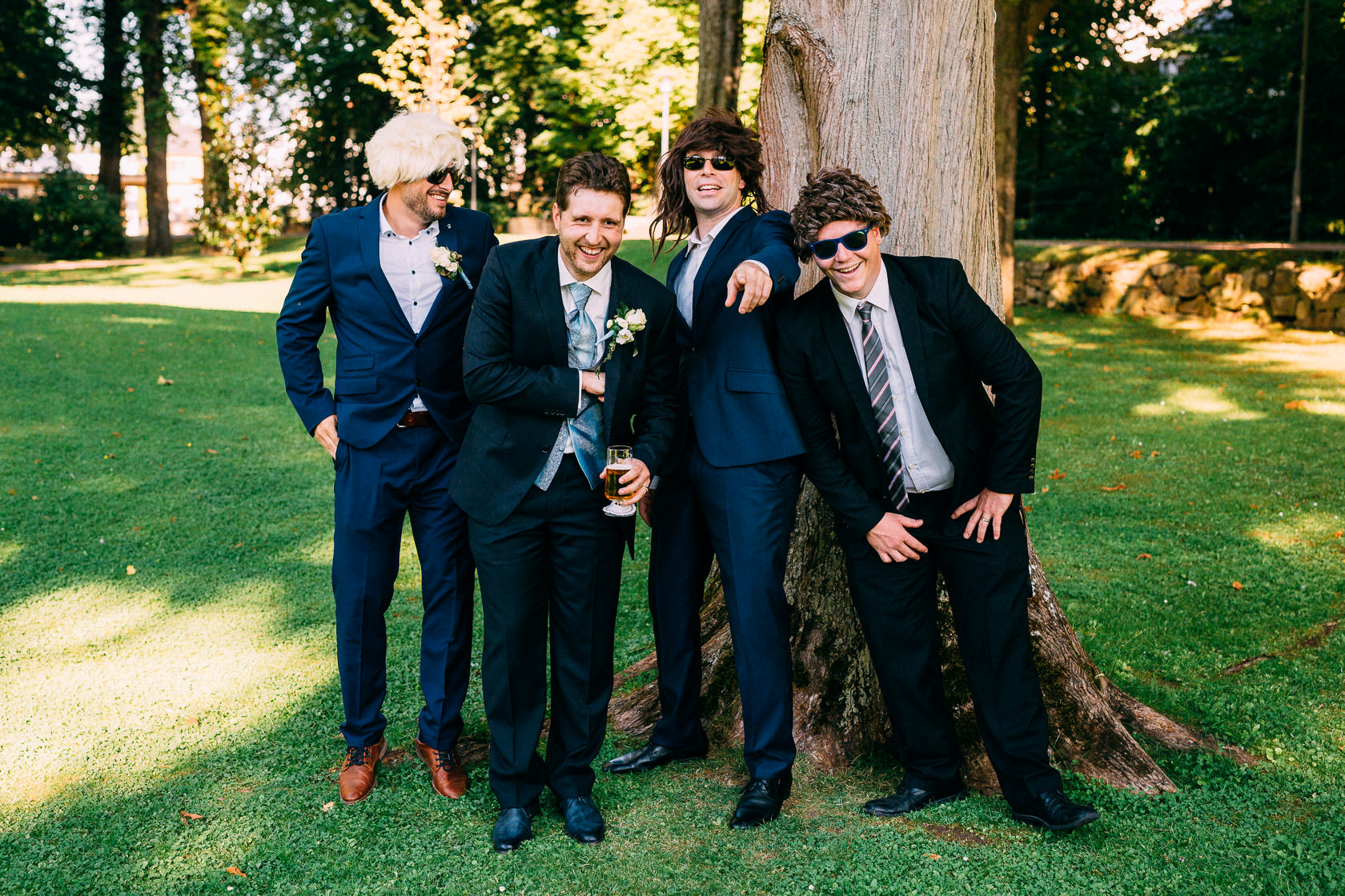 Blauweiße Hochzeit in Bad Kreuznach Paarfotos im Kurpark Hochzeitsfoto crash crashen Freunde Friends