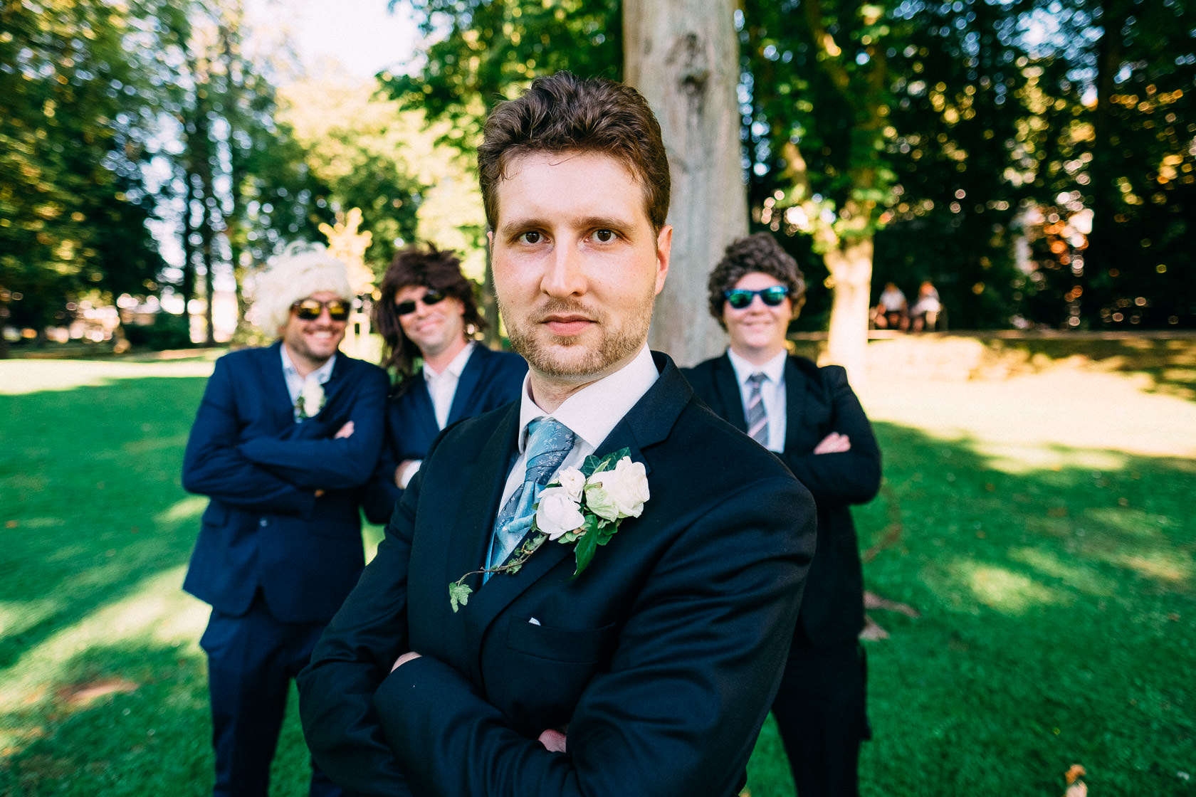Blauweiße Hochzeit in Bad Kreuznach Paarfotos im Kurpark Hochzeitsfoto crash crashen Freunde Friends