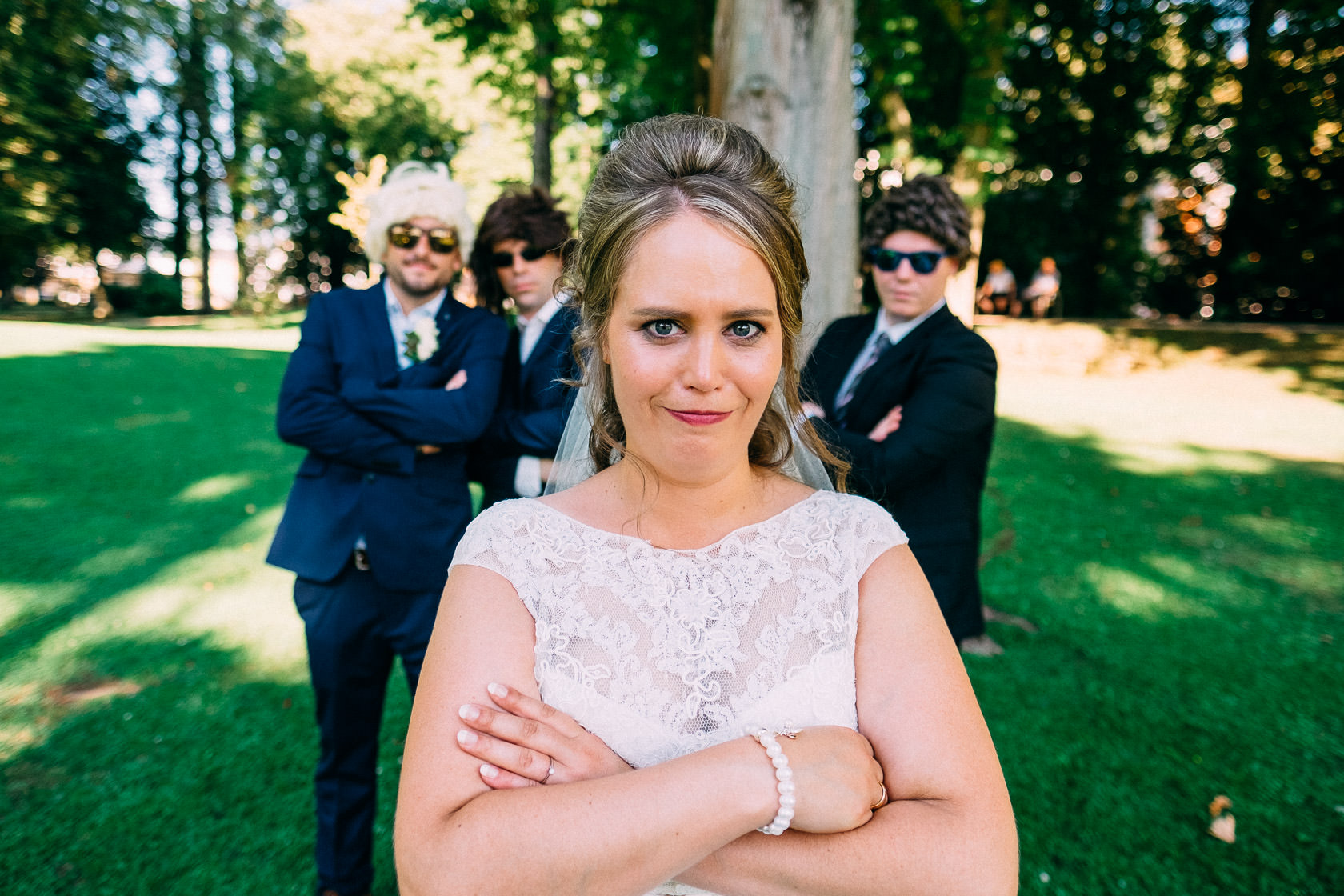 Blauweiße Hochzeit in Bad Kreuznach Paarfotos im Kurpark Hochzeitsfoto crash crashen Freunde Friends