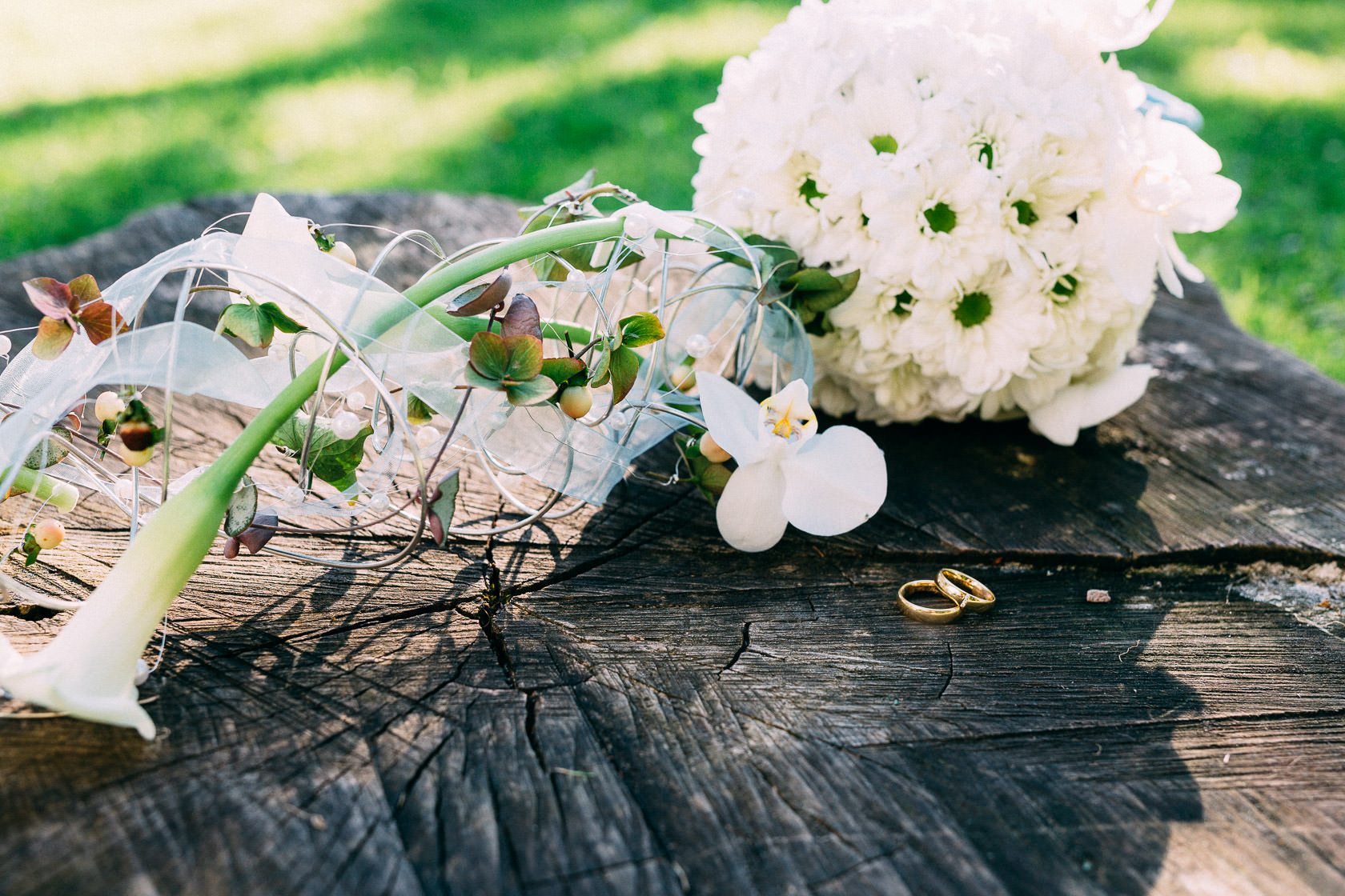 Blauweiße Hochzeit in Bad Kreuznach Paarfotos im Kurpark Details Ringe und Brautstrauß Gold Ehering