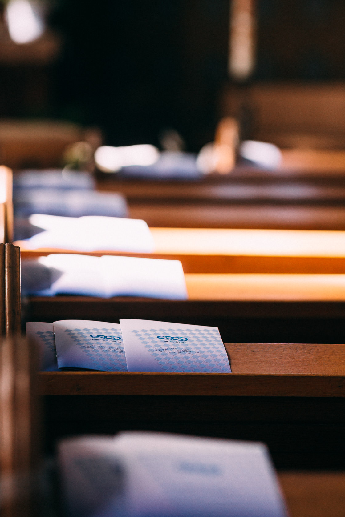 Blauweiße Hochzeit in Bad Kreuznach Kirche Norheim an der Nahe Details Blumenschmuck Stimmung Mood
