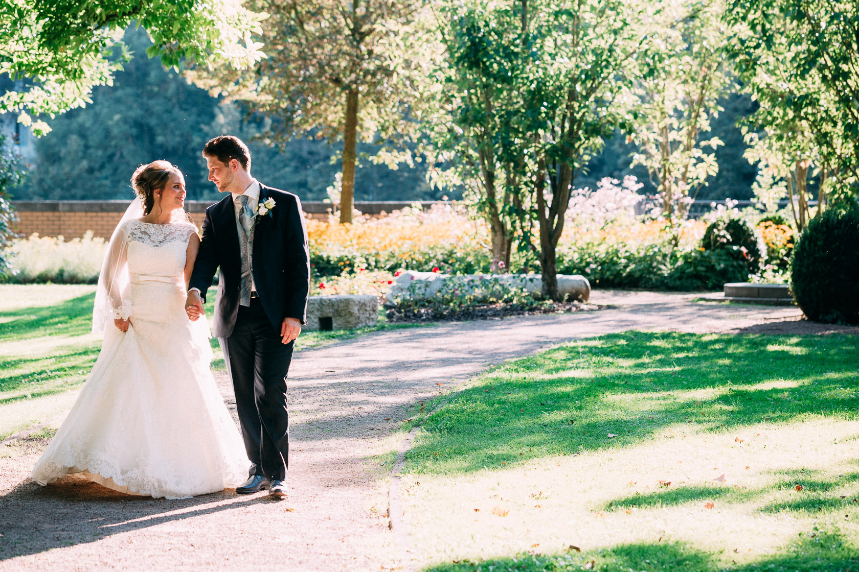 Blauweiße Hochzeit in Bad Kreuznach Paarfotos im Kurpark Paarfotos im Gegenlicht Hochzeitsfotos Sonnenuntergang Park