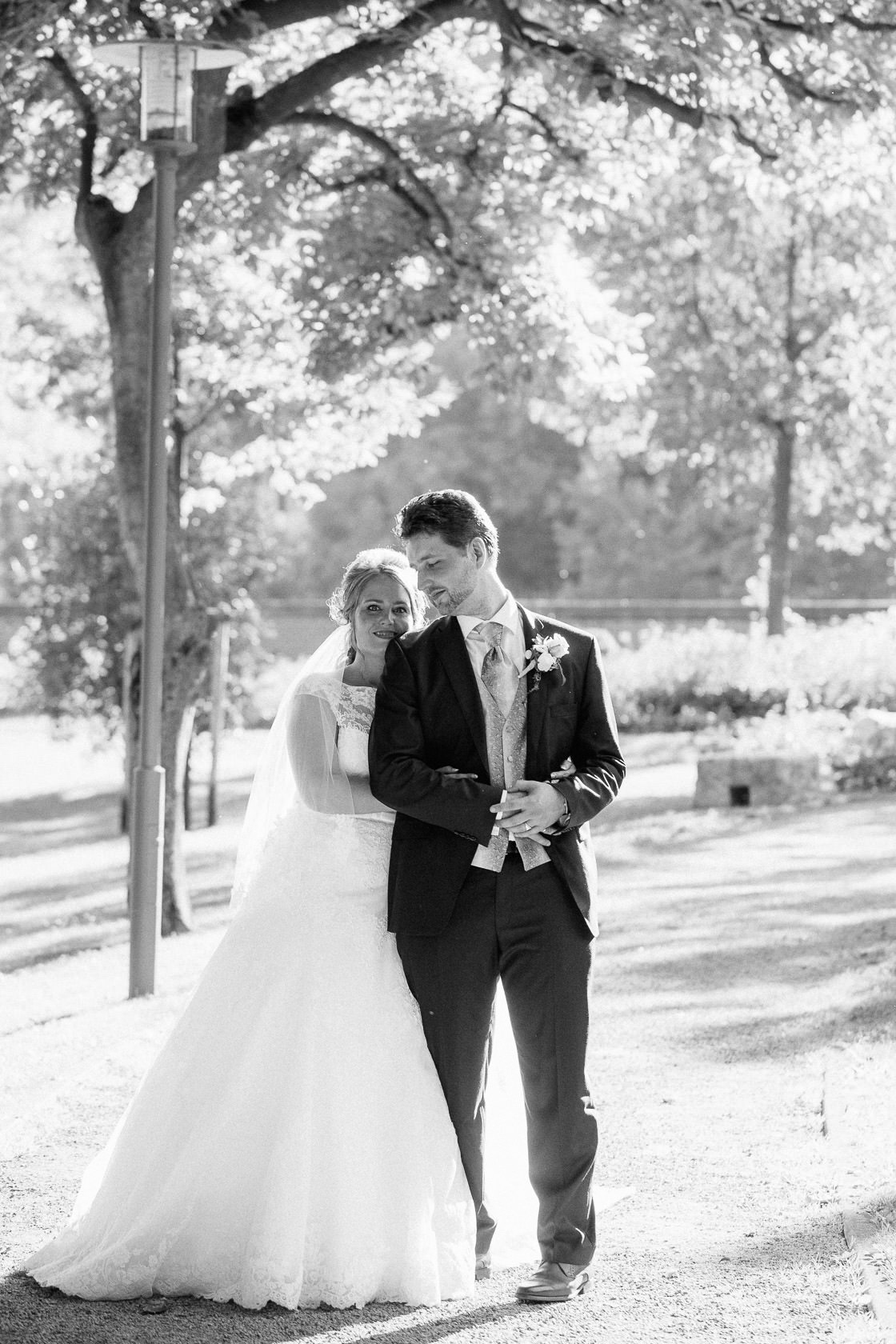 Blauweiße Hochzeit in Bad Kreuznach Paarfotos im Kurpark Paarfotos im Gegenlicht Hochzeitsfotos Sonnenuntergang Park