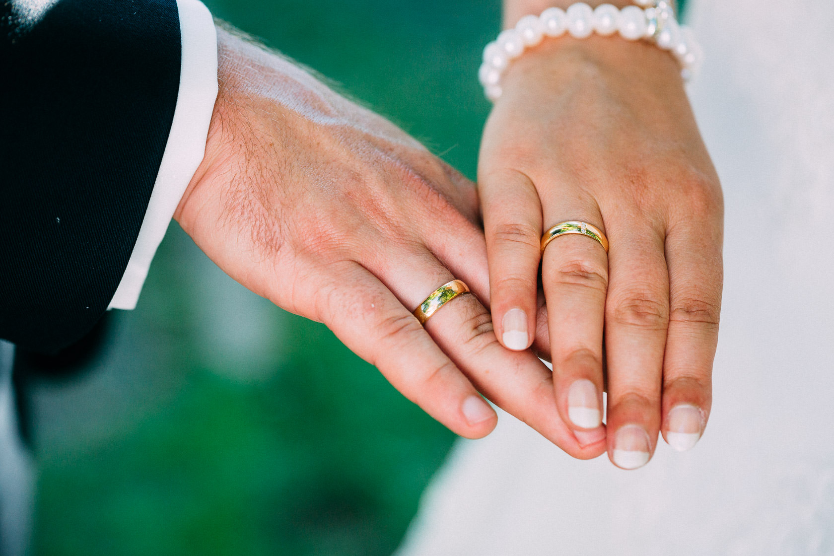 Blauweiße Hochzeit in Bad Kreuznach Paarfotos im Kurpark Details Bräutigam Blumenschmuck und Ringe