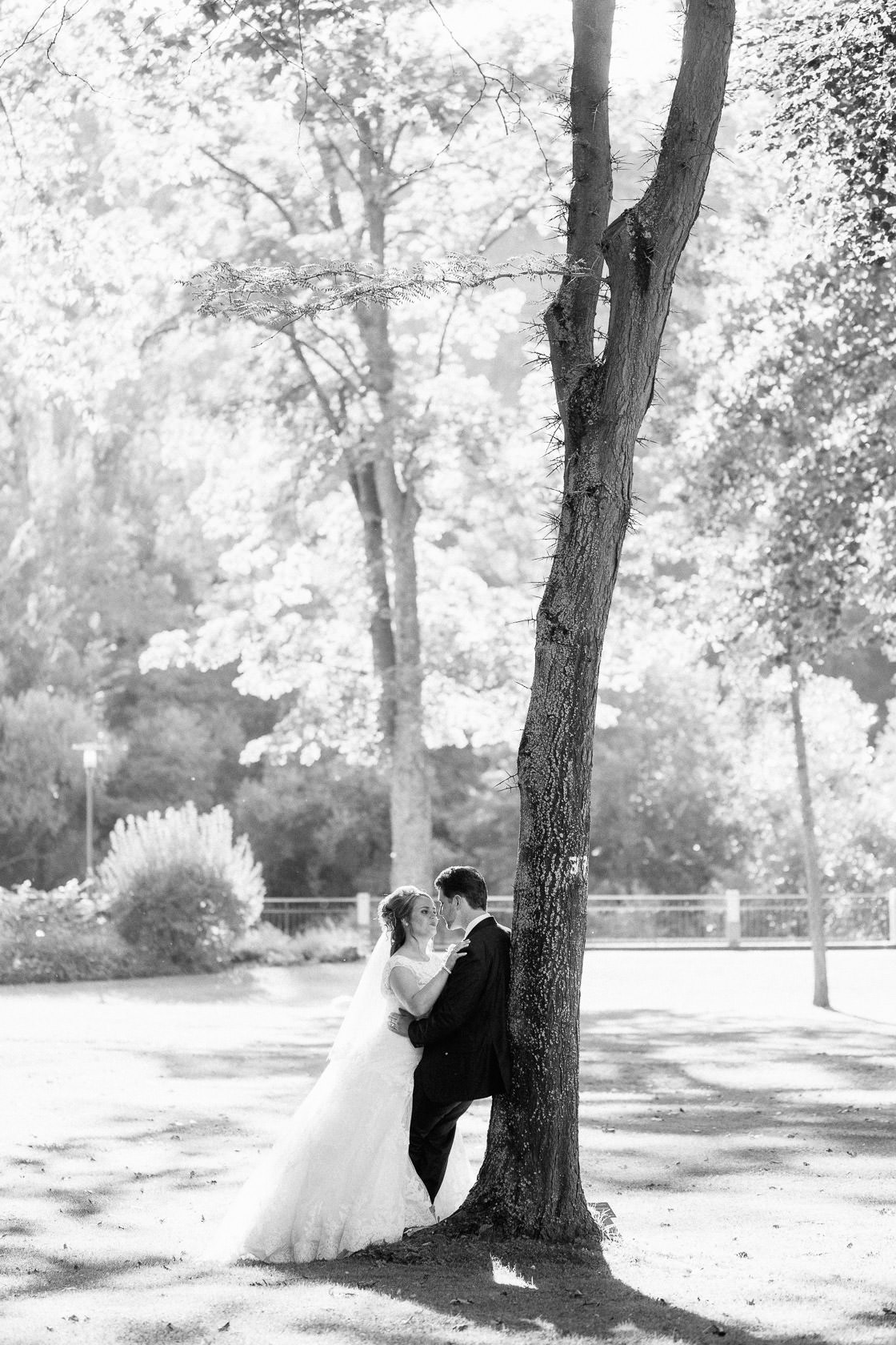 Blauweiße Hochzeit in Bad Kreuznach Paarfotos im Kurpark Paarfotos im Gegenlicht Hochzeitsfotos Sonnenuntergang Park