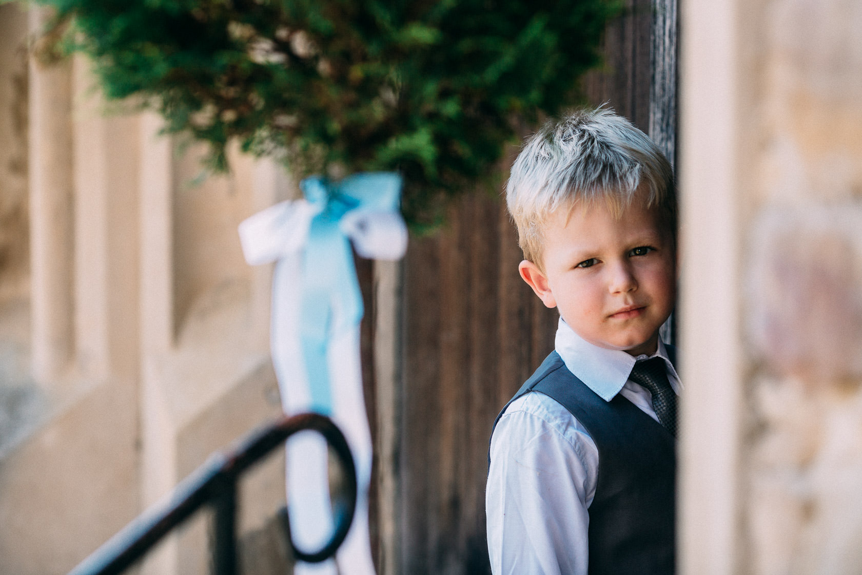 Blauweiße Hochzeit in Bad Kreuznach Kirche Norheim Mood Stimmung Warten auf die Braut