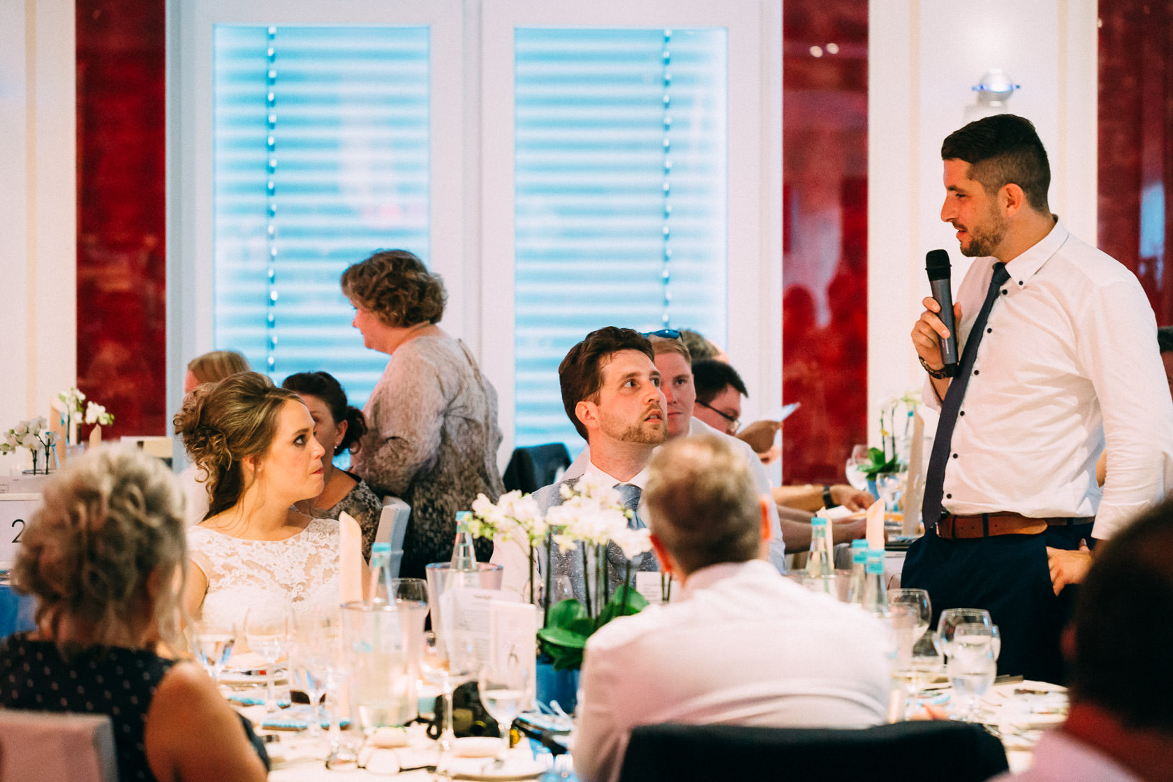 Blauweiße Hochzeit in Bad Kreuznach Feier im Hotel Fürstenhof Stimmung Mood Abendveranstaltung