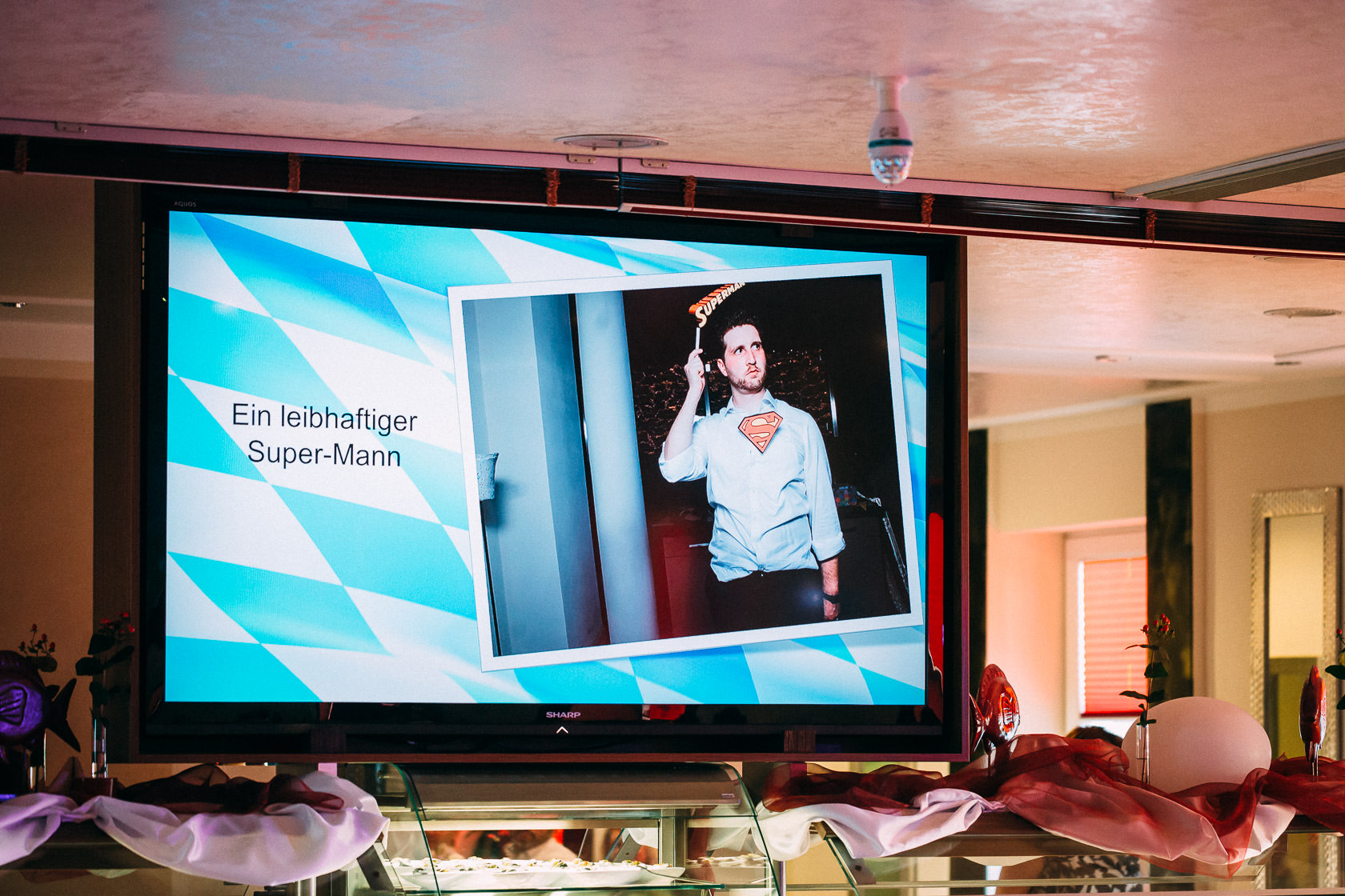 Blauweiße Hochzeit in Bad Kreuznach Feier im Hotel Fürstenhof Stimmung Mood Abendveranstaltung