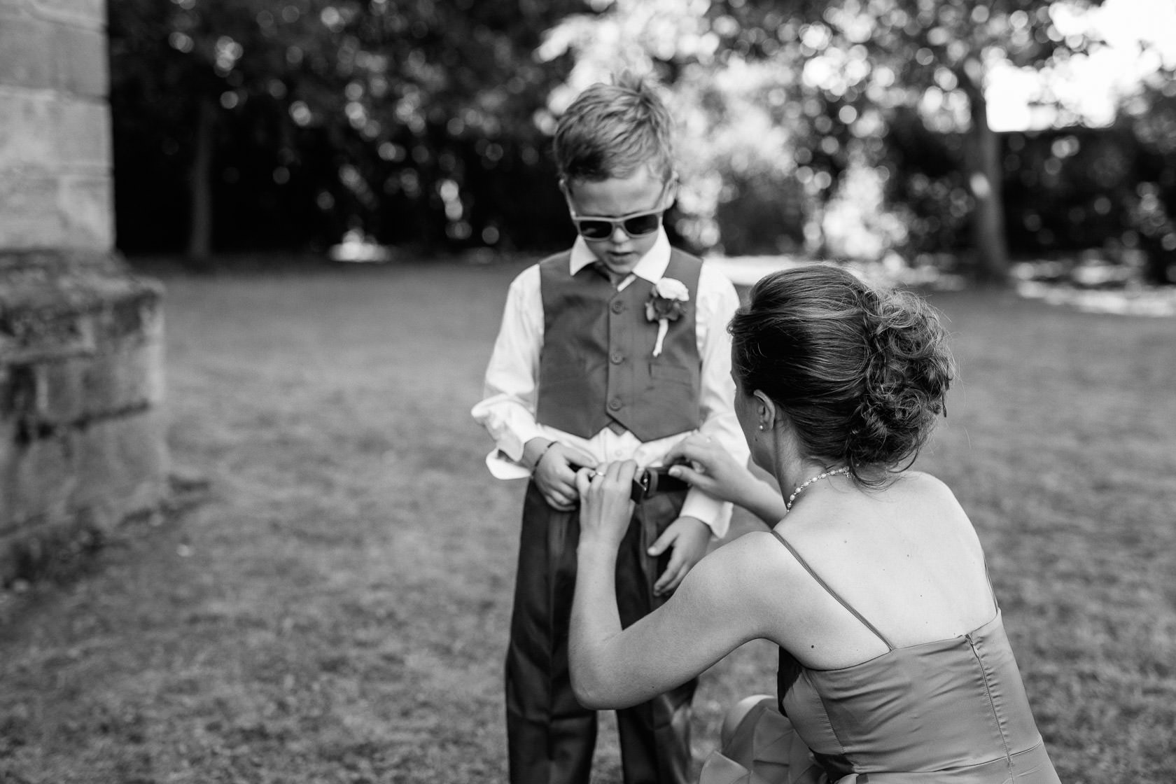 Blauweiße Hochzeit in Bad Kreuznach Kirche Norheim Mood Stimmung Warten auf die Braut