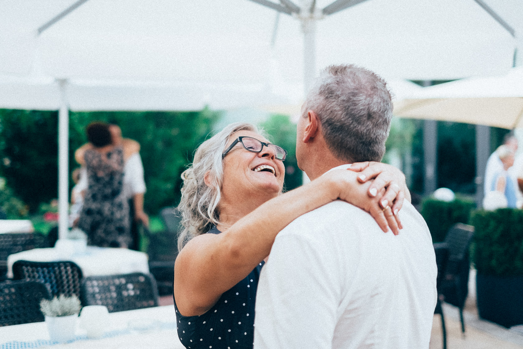 Blauweiße Hochzeit in Bad Kreuznach Feier im Hotel Fürstenhof Stimmung Mood Abendveranstaltung