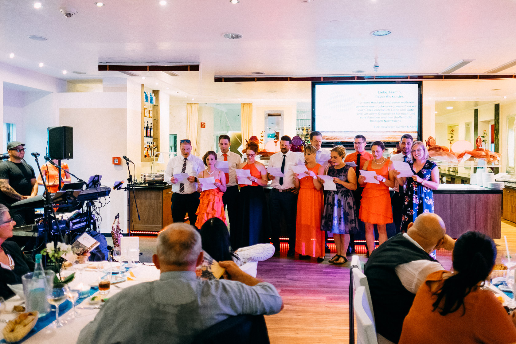 Blauweiße Hochzeit in Bad Kreuznach Feier im Hotel Fürstenhof Stimmung Mood Abendveranstaltung
