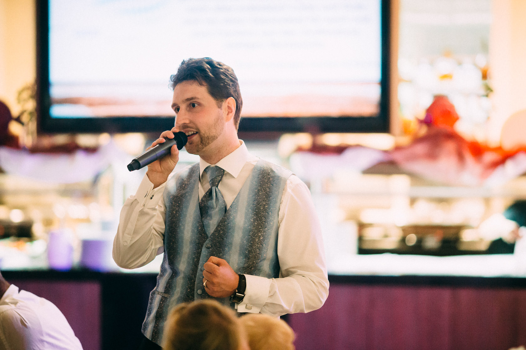 Blauweiße Hochzeit in Bad Kreuznach Feier im Hotel Fürstenhof Stimmung Mood Abendveranstaltung
