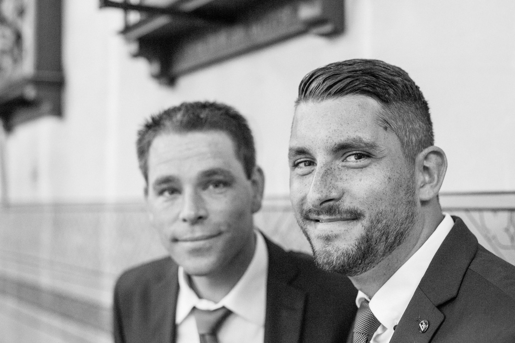 Blauweiße Hochzeit in Bad Kreuznach Kirche Norheim Mood Stimmung Warten auf die Braut