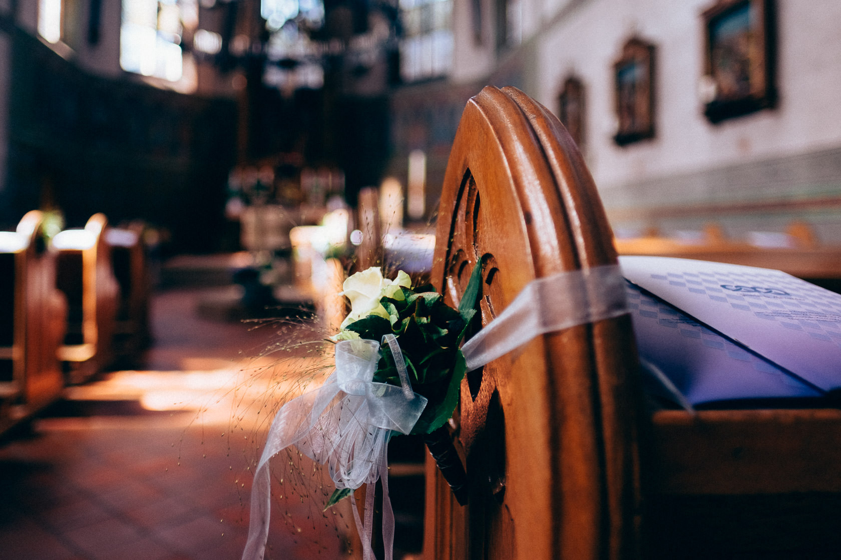 Blauweiße Hochzeit in Bad Kreuznach Kirche Norheim an der Nahe Details Blumenschmuck Stimmung Mood
