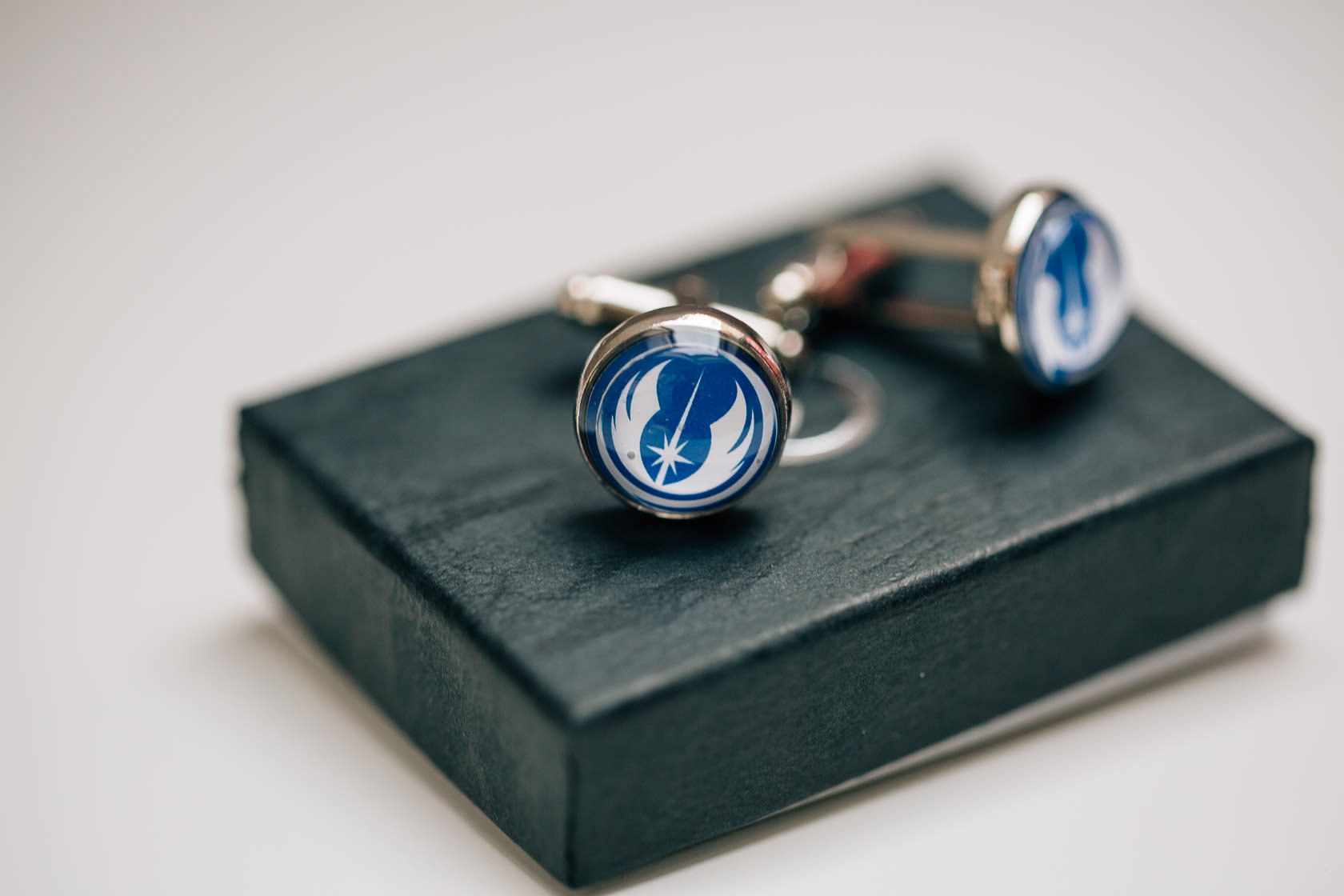 Boho Hochzeit in Waghaeusel Getting Ready Bräutigam Bart Startwars