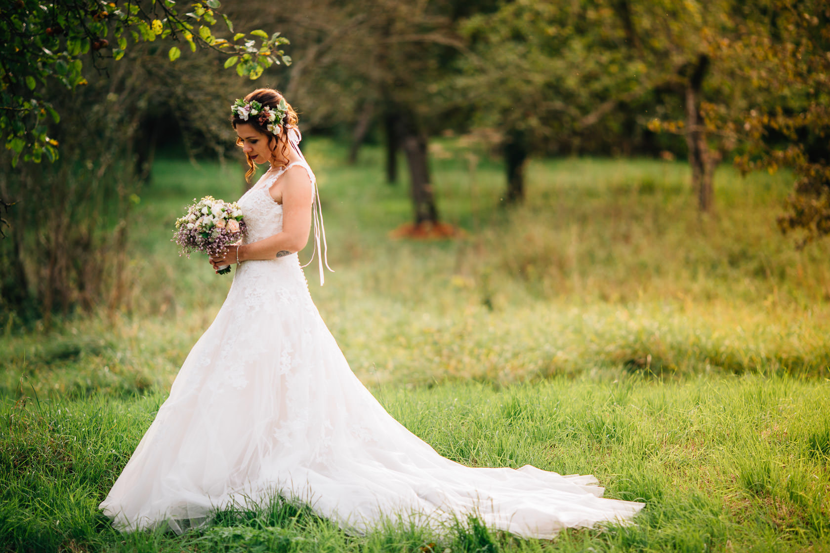 Hochzeit im Bohemian Style in Waghäusel Paarshooting Outdoor Wiese Sonnenuntergang