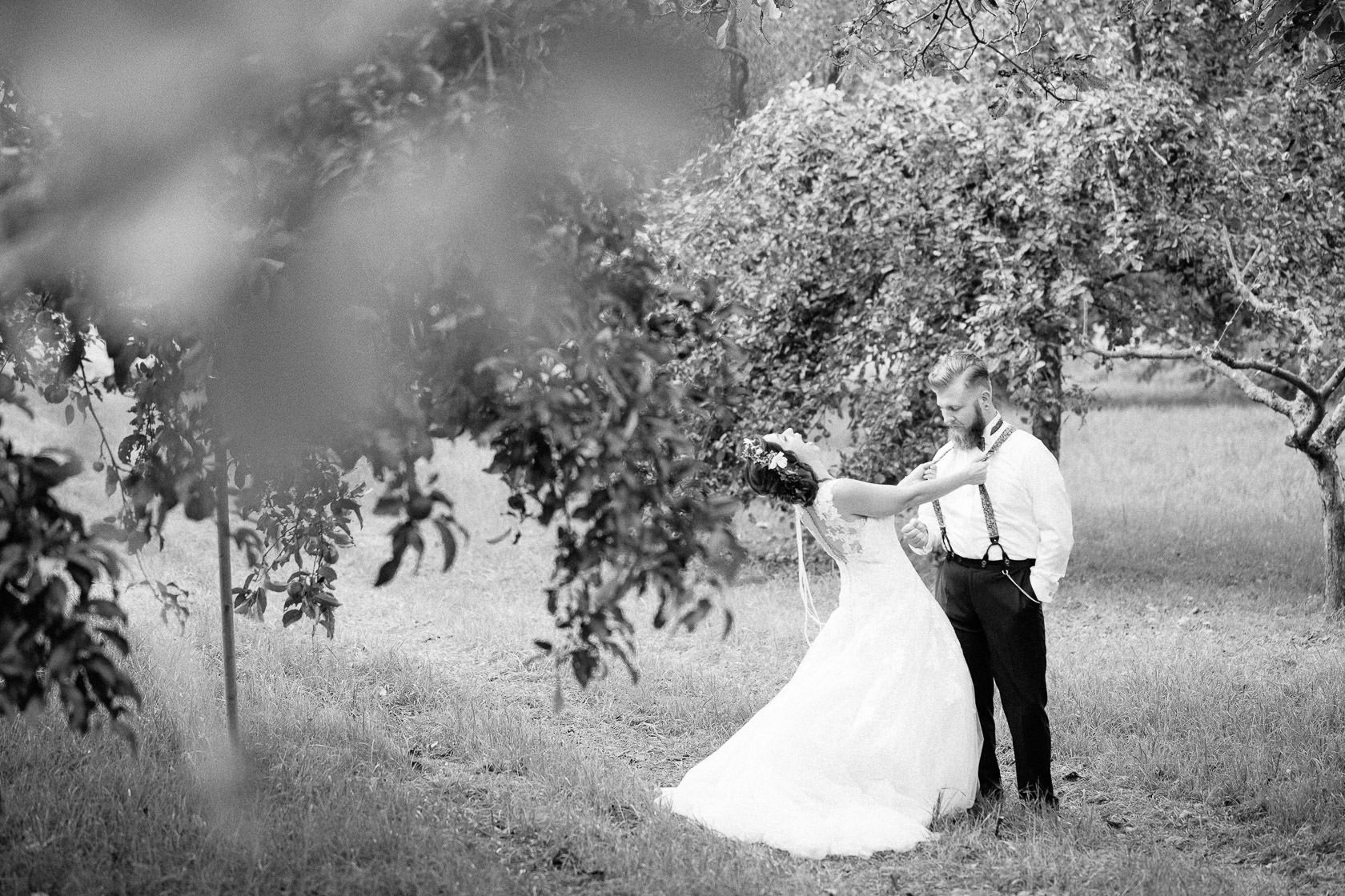 Boho Hochzeit in Waghaeusel Paarshooting Outdoor Wiese Sonnenuntergang