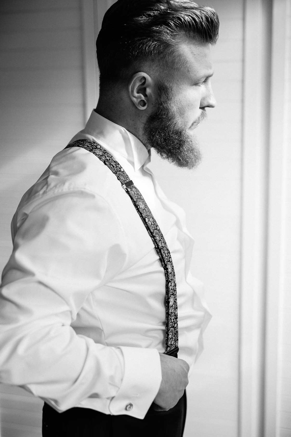 Boho Hochzeit in Waghaeusel Getting Ready Bräutigam Bart Startwars