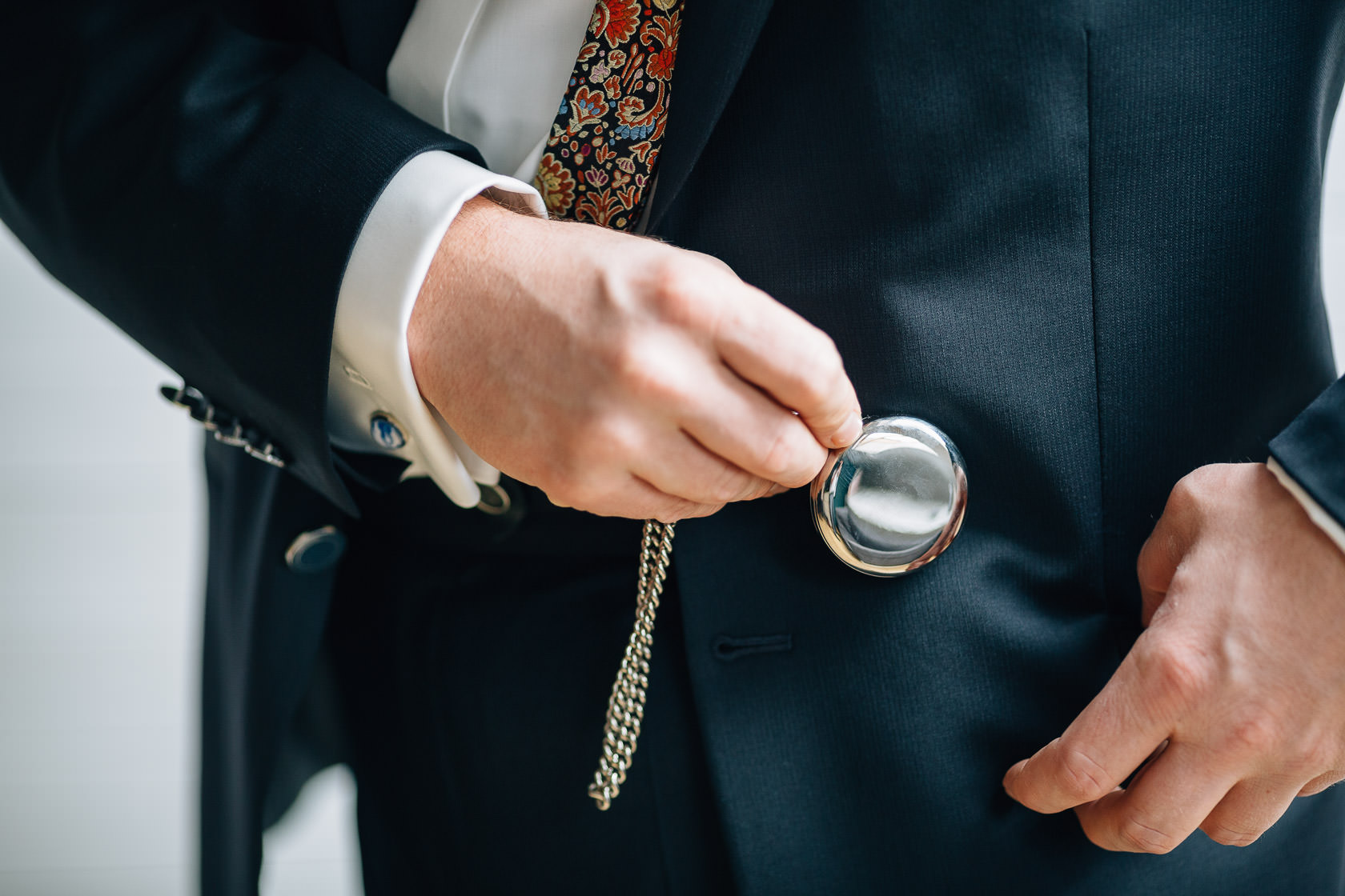 Boho Hochzeit in Waghaeusel Getting Ready Bräutigam Bart Startwars