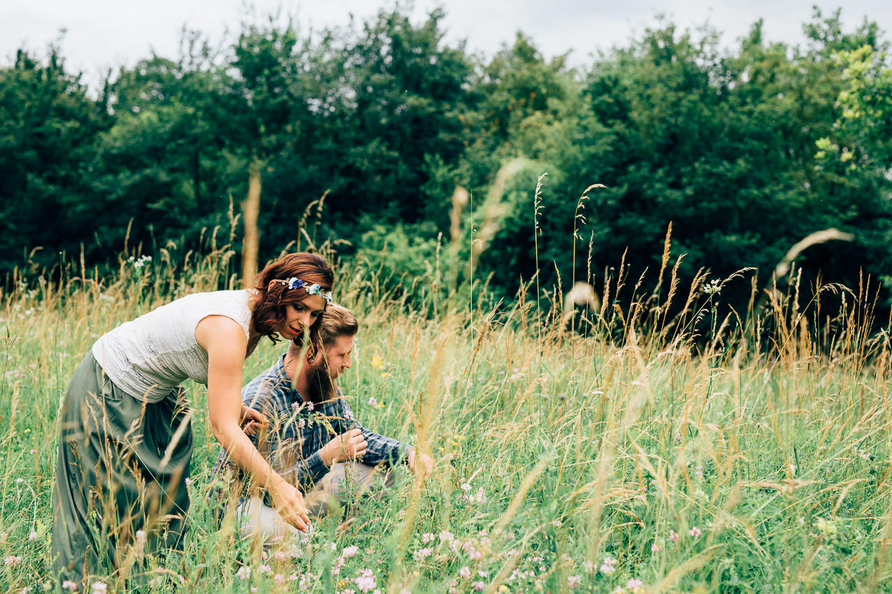Engagement Shoot Michaelsberg bei Bruchsal Boho Style Blumenwiese Sommerwiese Natur