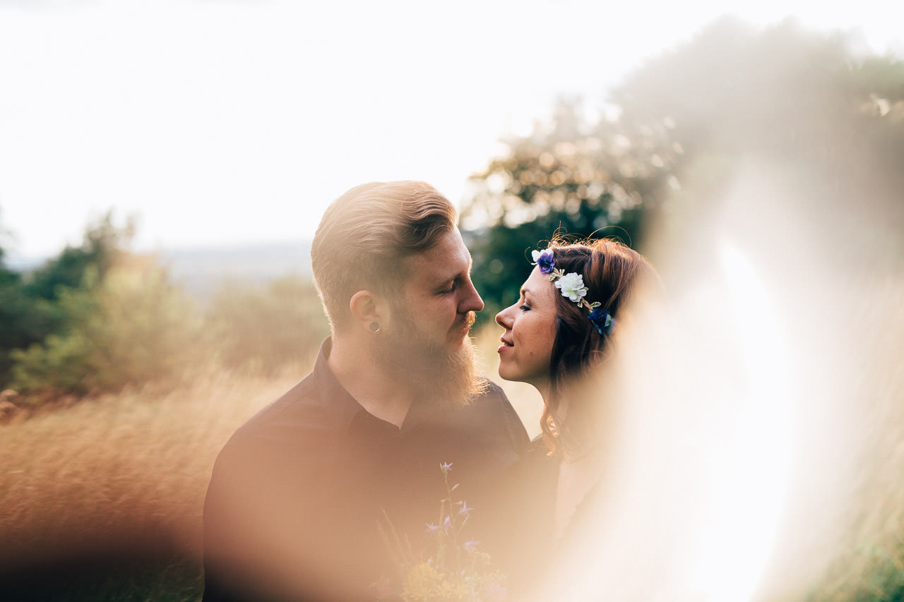 Engagement Shoot Michaelsberg bei Bruchsal Boho Style Sonnenuntergang Flare
