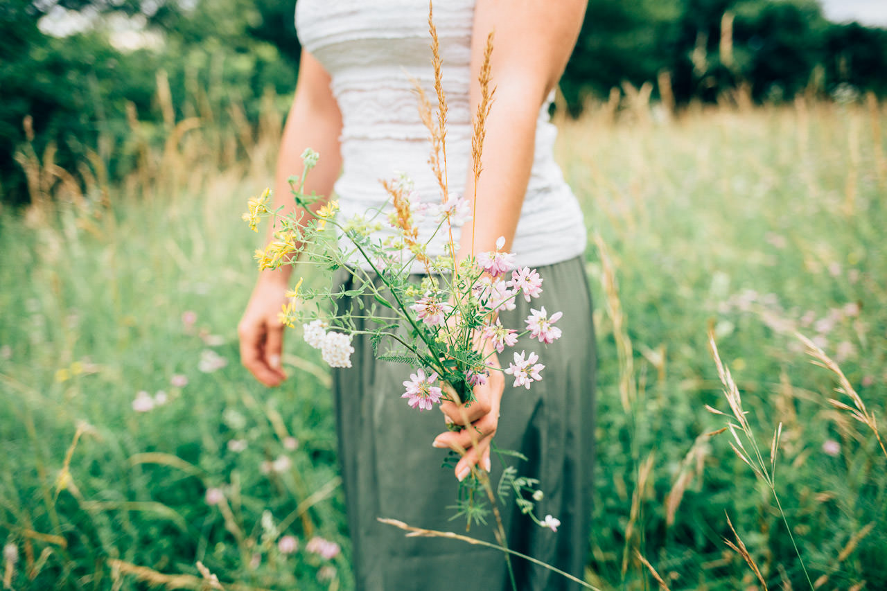 Engagement Shoot Michaelsberg bei Bruchsal Boho Style Blumestrauss Wildblumestrauss