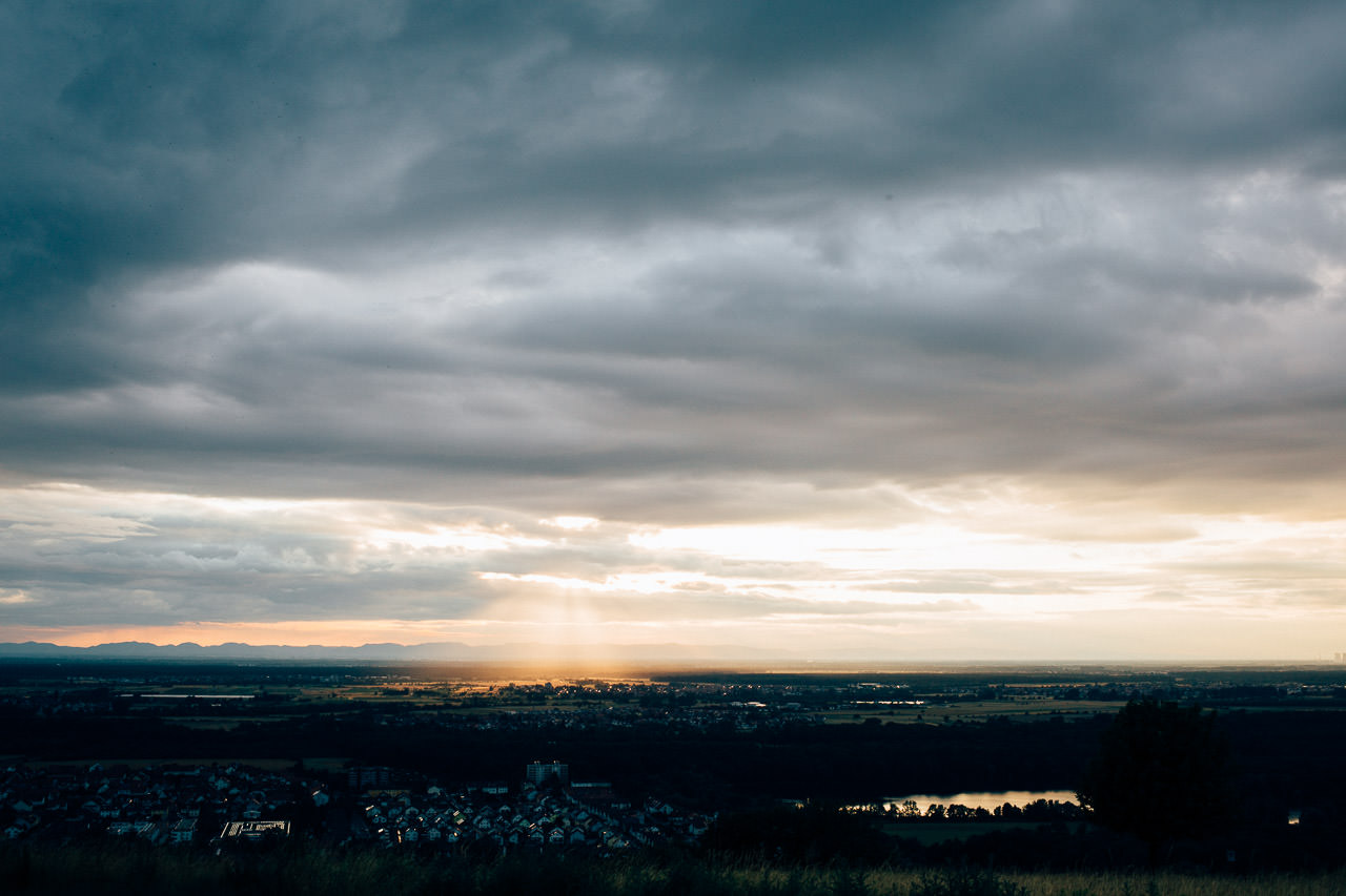 Engagement Shoot Michaelsberg bei Bruchsal Boho Style Blick vom Michaelsberg beim Sonnenuntergang