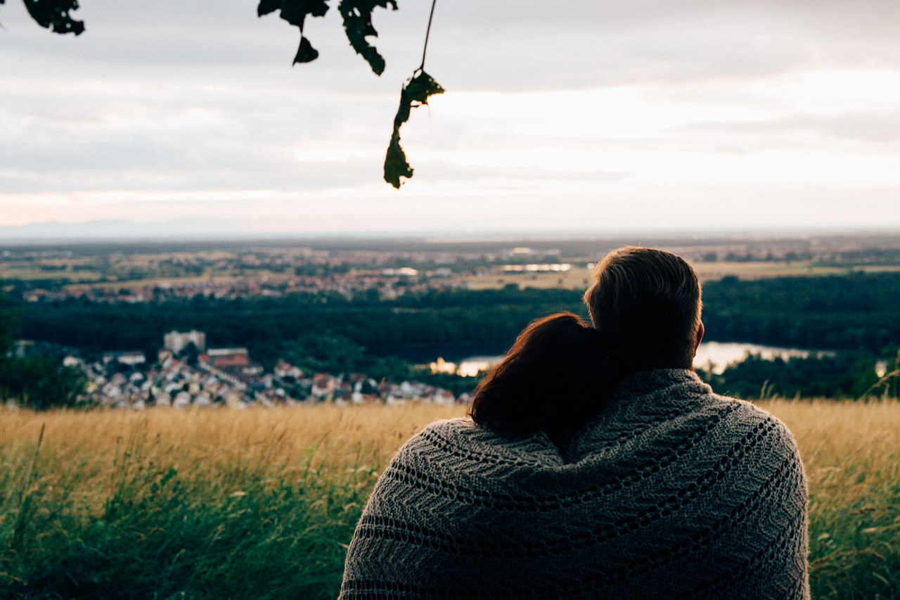 Engagement Shoot Michaelsberg bei Bruchsal Boho Style Sonnenuntergang Paar mit Decke