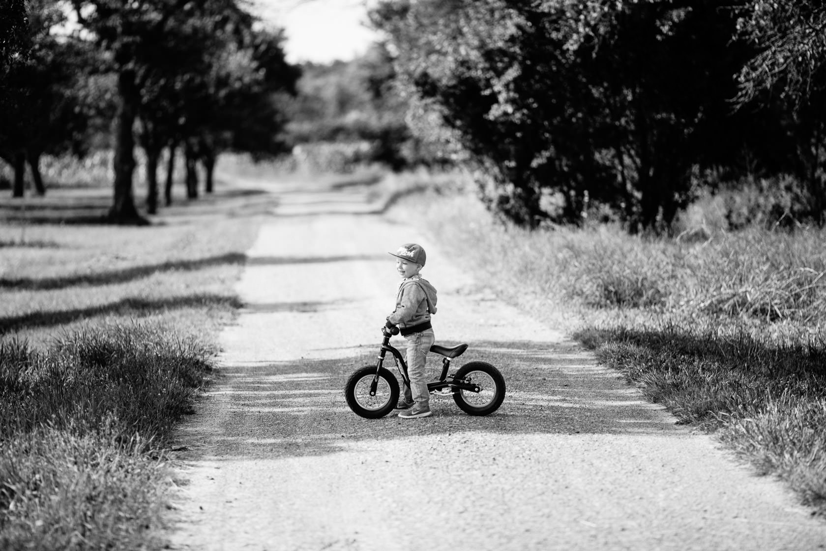 Entspannte Familienfotos mit Hund Ungestellte Familienfotos Familienportraits Familienfotoshooting Familienbilder mit Kind Laufrad Ungestellt Natürlich
