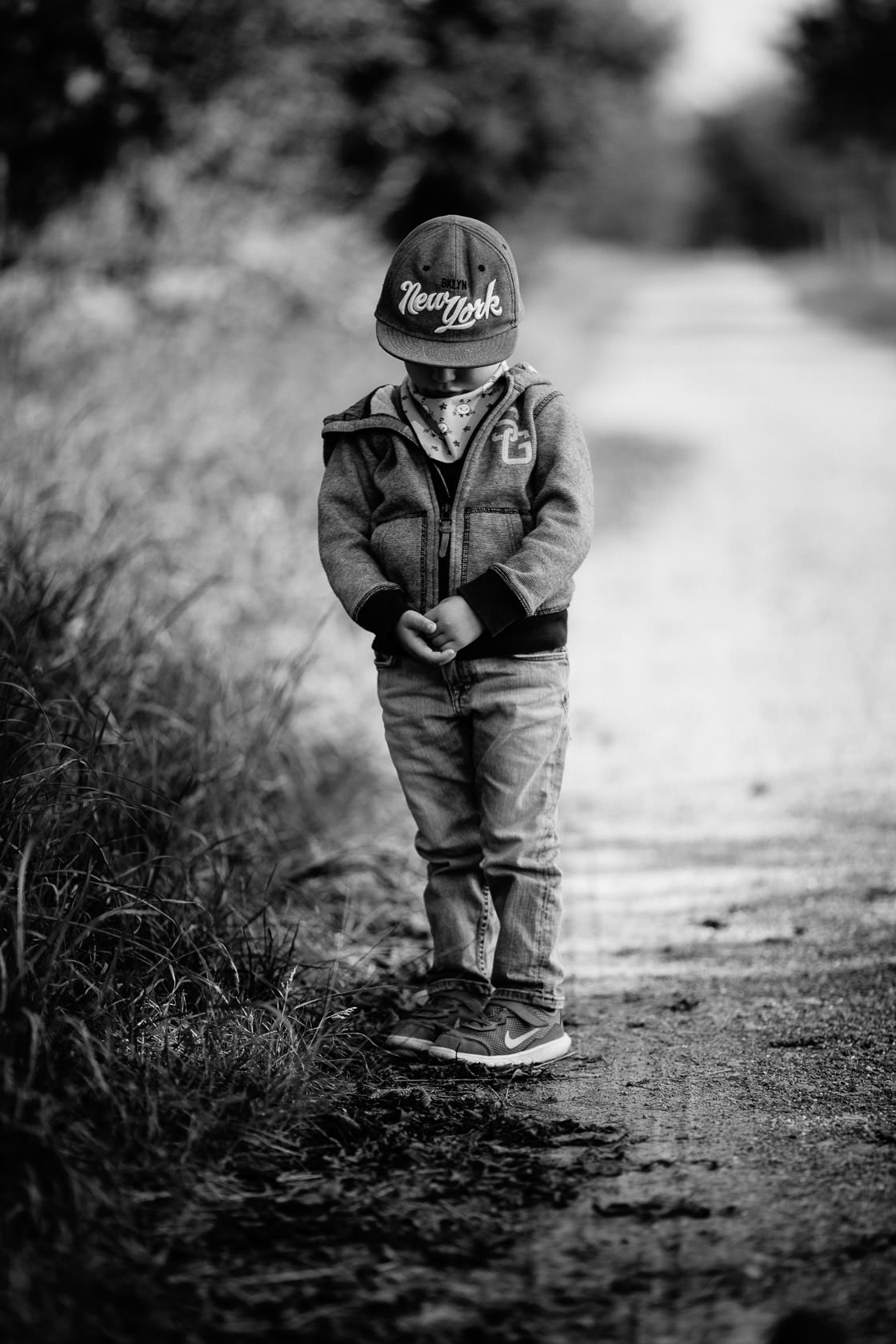 Entspannte Familienfotos mit Hund Ungestellte Familienfotos Familienportraits Familienfotoshooting Familienbilder mit Kind Laufrad Ungestellt Natürlich