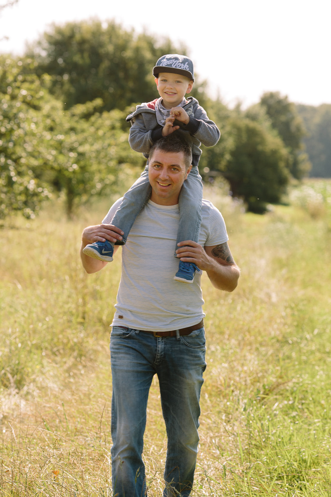Entspannte Familienfotos mit Hund Ungestellte Familienfotos Familienportraits Familienfotoshooting Familienbilder mit Kind Laufrad Ungestellt Natürlich
