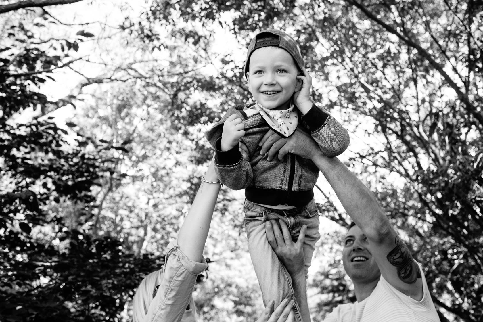 Entspannte Familienfotos mit Hund Ungestellte Familienfotos Familienportraits Familienfotoshooting Familienbilder mit Kind Laufrad Ungestellt Natürlich