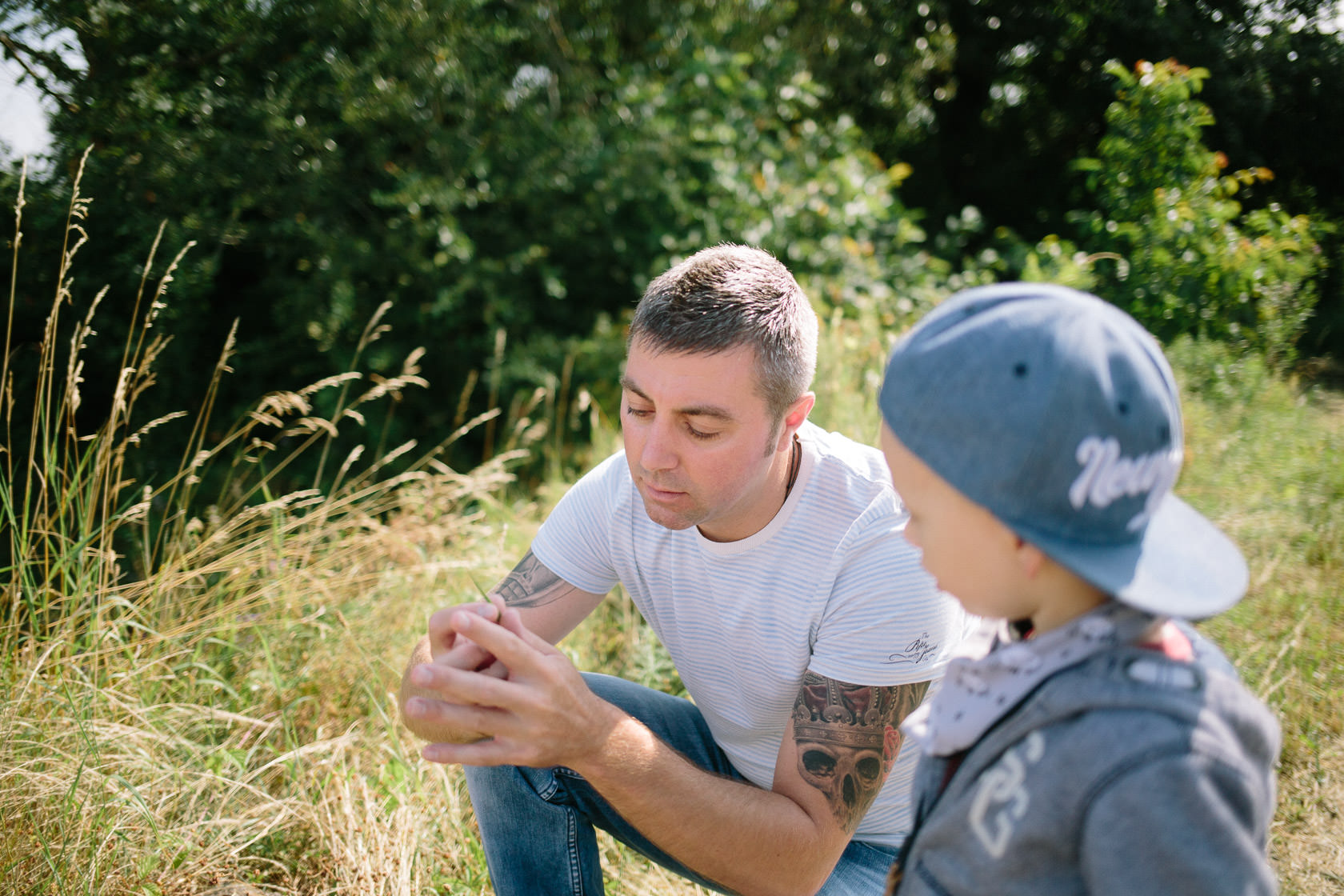 Entspannte Familienfotos mit Hund Ungestellte Familienfotos Familienportraits Familienfotoshooting Familienbilder mit Kind Laufrad Ungestellt Natürlich