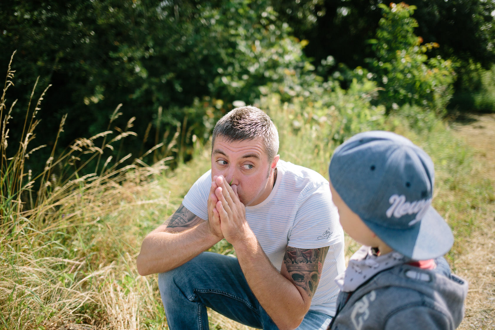 Entspannte Familienfotos mit Hund Ungestellte Familienfotos Familienportraits Familienfotoshooting Familienbilder mit Kind Laufrad Ungestellt Natürlich