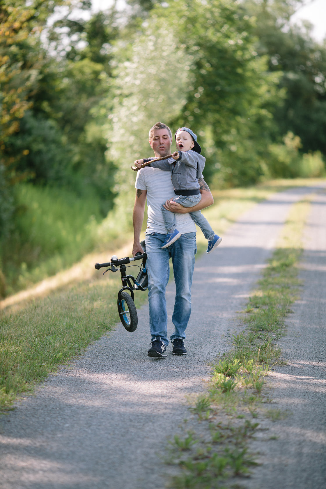 Entspannte Familienfotos mit Hund Ungestellte Familienfotos Familienportraits Familienfotoshooting Familienbilder mit Kind Laufrad Ungestellt Natürlich