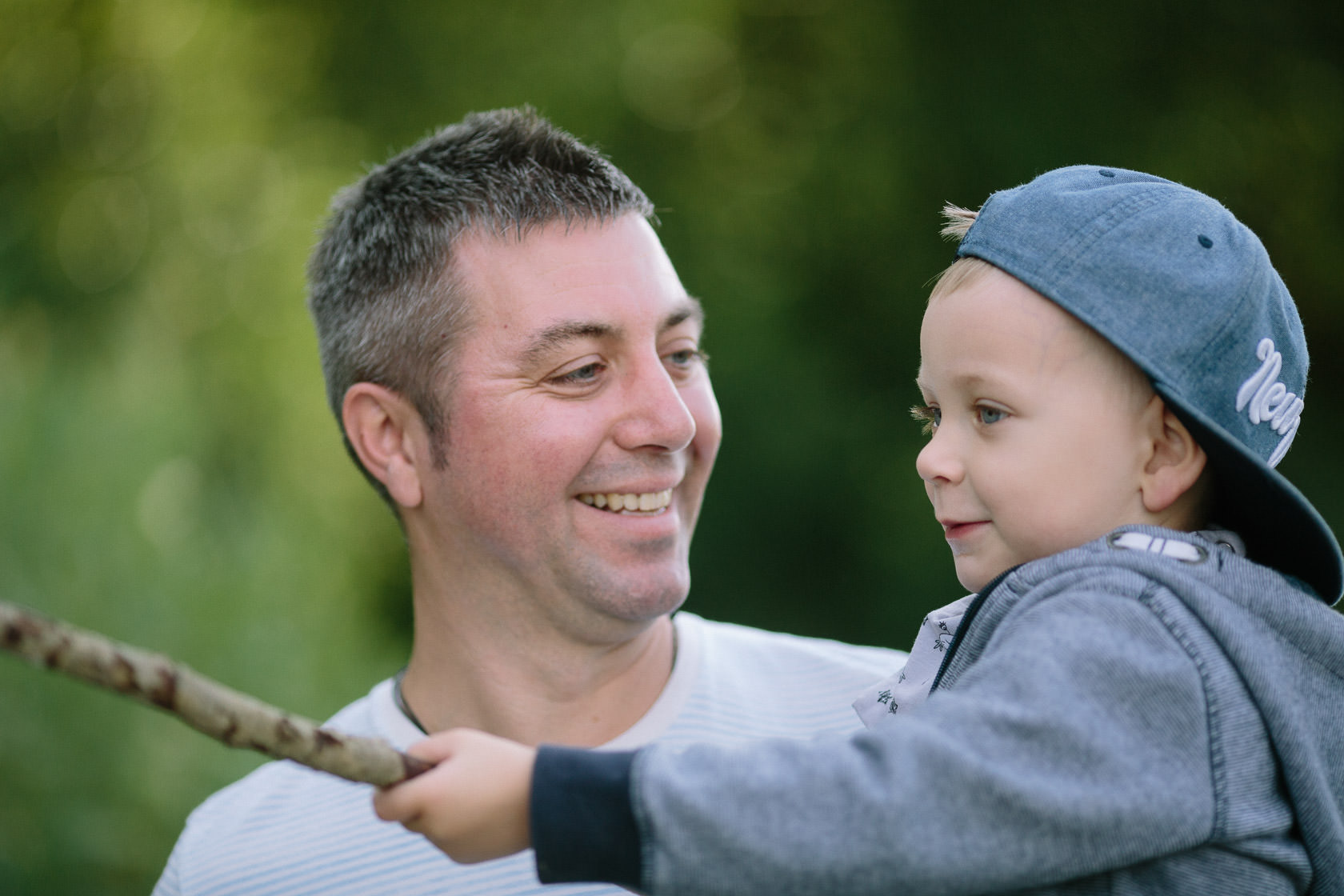 Entspannte Familienfotos mit Hund Ungestellte Familienfotos Familienportraits Familienfotoshooting Familienbilder mit Kind Laufrad Ungestellt Natürlich
