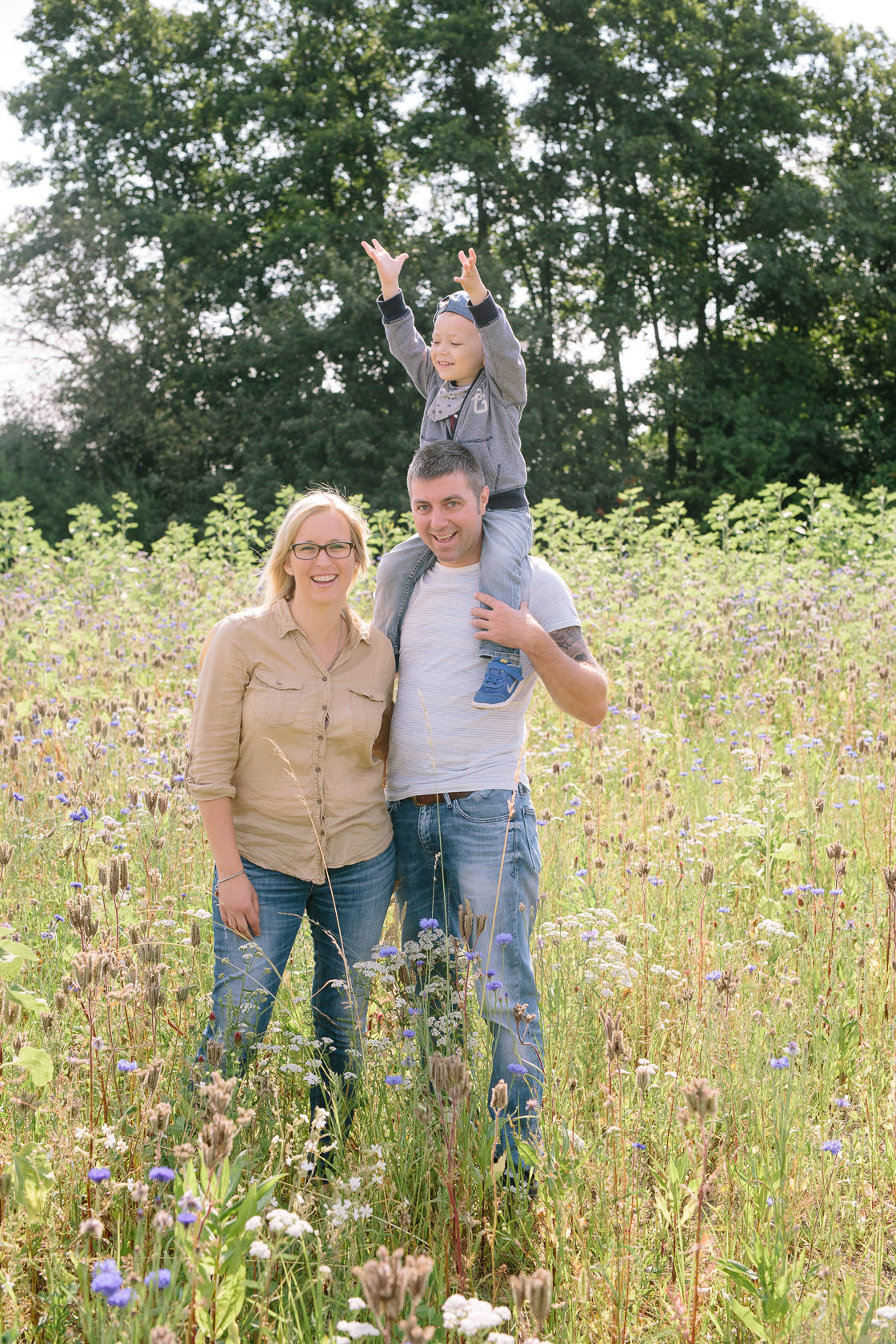 Entspannte Familienfotos mit Hund Ungestellte Familienfotos Familienportraits Familienfotoshooting Familienbilder mit Kind Laufrad Ungestellt Natürlich
