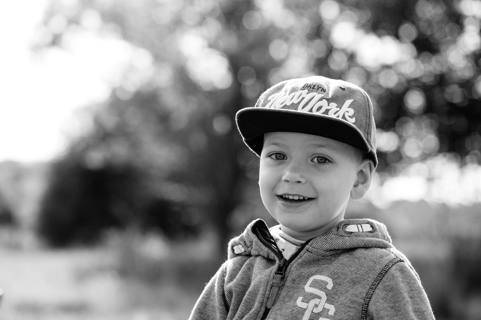 Entspannte Familienfotos mit Hund Ungestellte Familienfotos Familienportraits Familienfotoshooting Familienbilder mit Kind Laufrad Ungestellt Natürlich