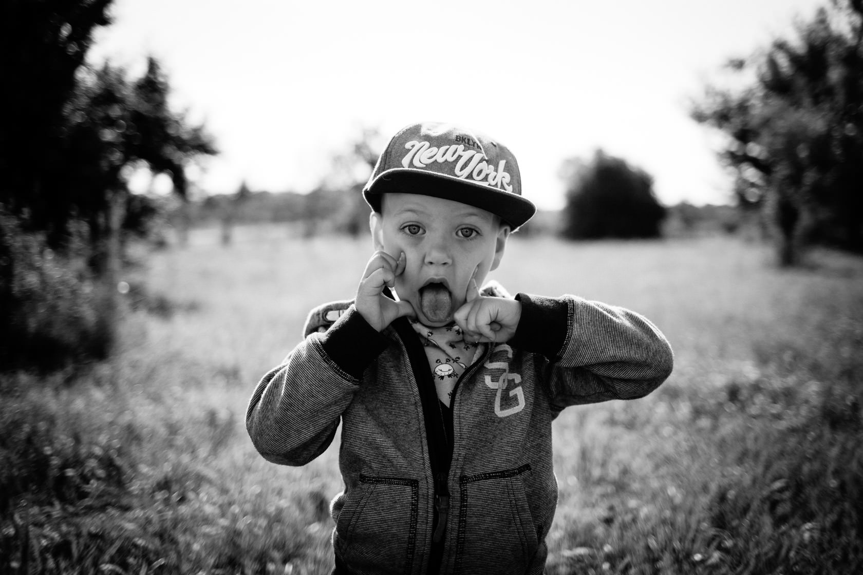 Lifestyle und Familienfotos mit Hund in Waghäusel Entspannte Familienfotos mit Hund Ungestellte Familienfotos Familienportraits Familienfotoshooting Familienbilder mit Kind Laufrad Ungestellt Natürlich