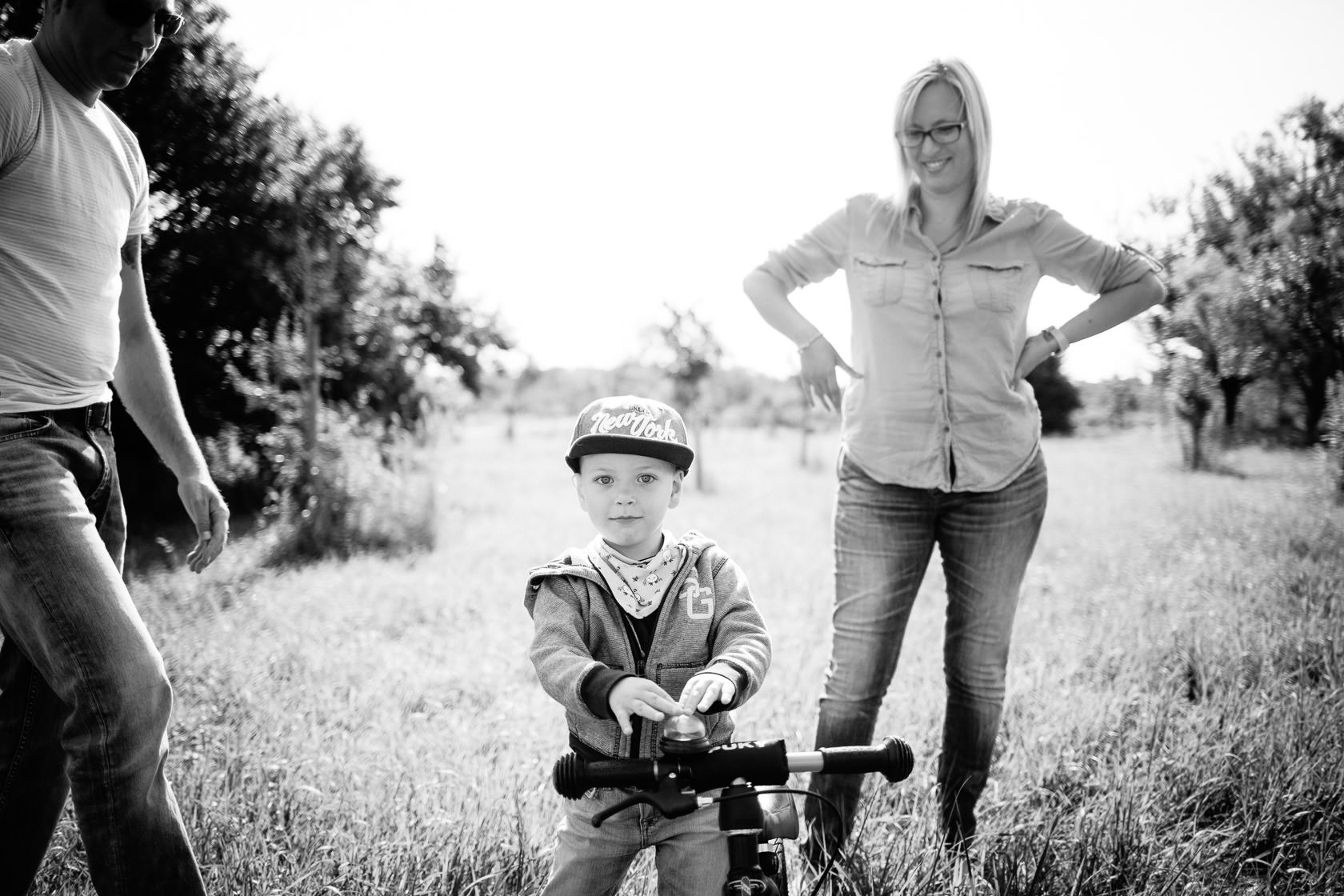 Entspannte Familienfotos mit Hund Ungestellte Familienfotos Familienportraits Familienfotoshooting Familienbilder mit Kind Laufrad Ungestellt Natürlich