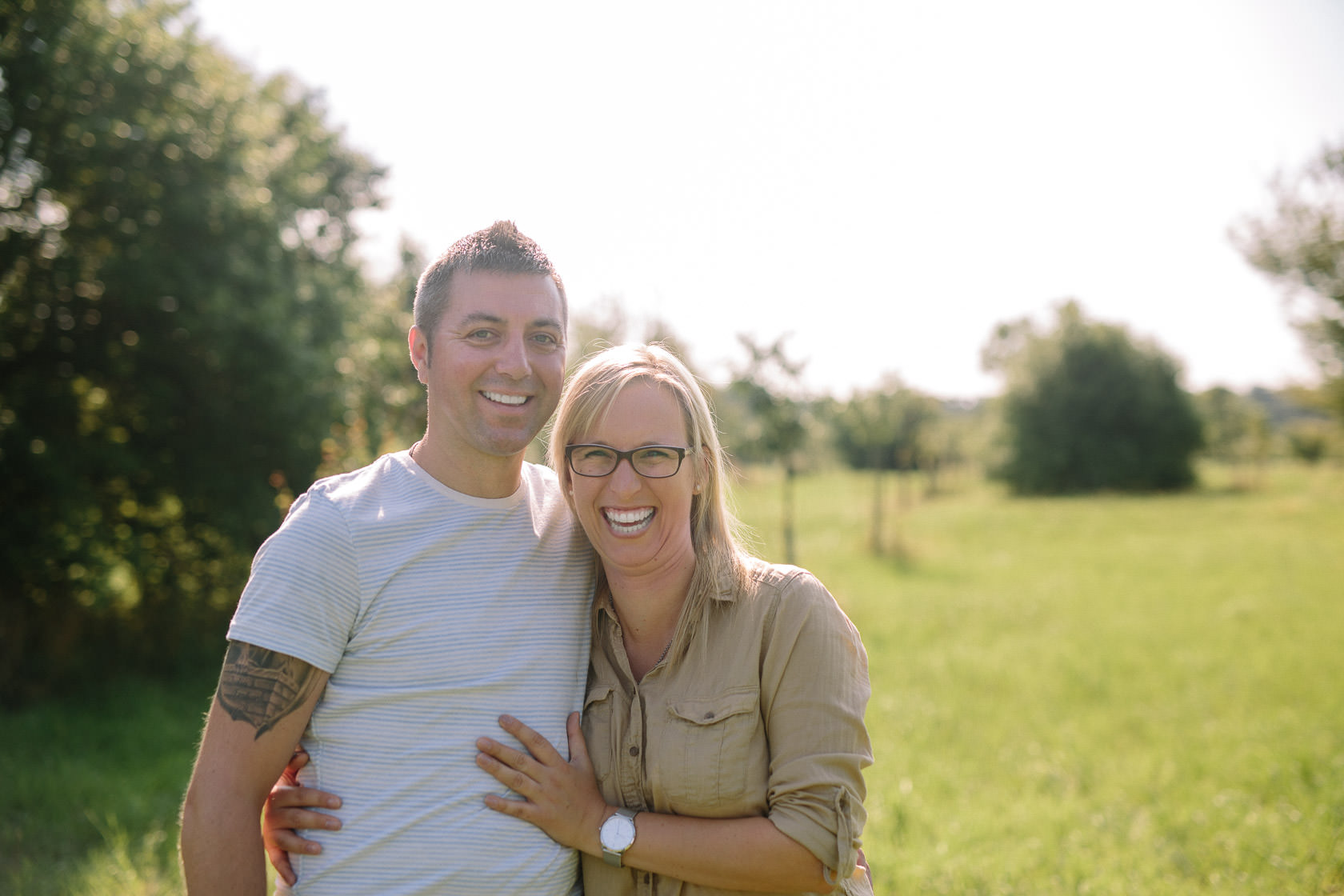 Entspannte Familienfotos mit Hund Ungestellte Familienfotos Familienportraits Familienfotoshooting Familienbilder mit Kind Laufrad Ungestellt Natürlich