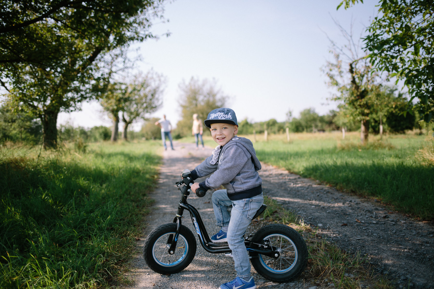 Entspannte Familienfotos mit Hund Ungestellte Familienfotos Familienportraits Familienfotoshooting Familienbilder mit Kind Laufrad Ungestellt Natürlich