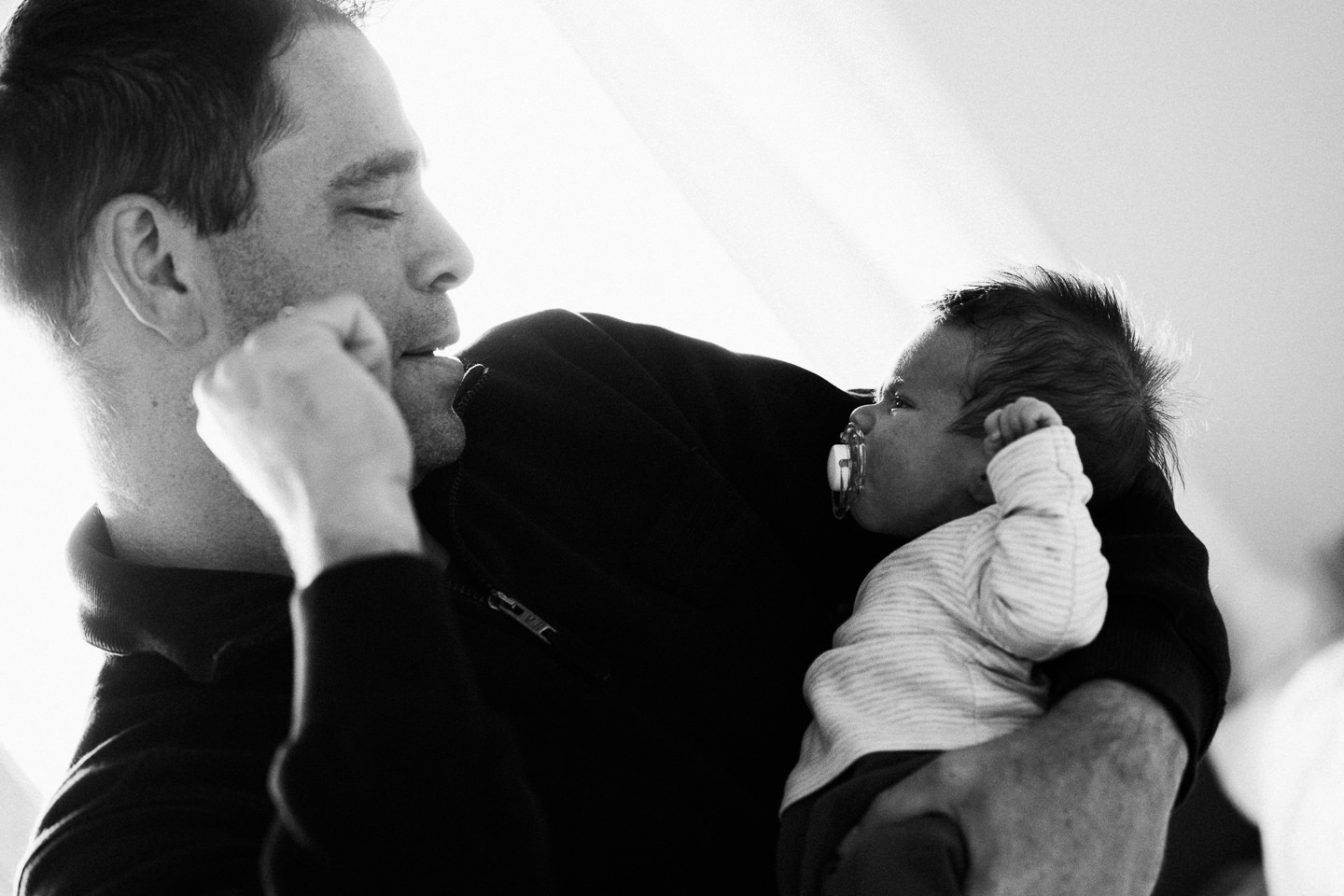 Familienfotograf Karlsruhe Homestory Newborn Fotoshooting Natuerliche Fotografie Echtes Leben Echte Fotografie Neugeborenenfotografie