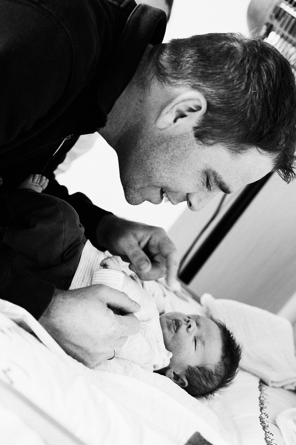 Familienfotograf Karlsruhe Homestory Newborn Fotoshooting Natuerliche Fotografie Echtes Leben Echte Fotografie Neugeborenenfotografie